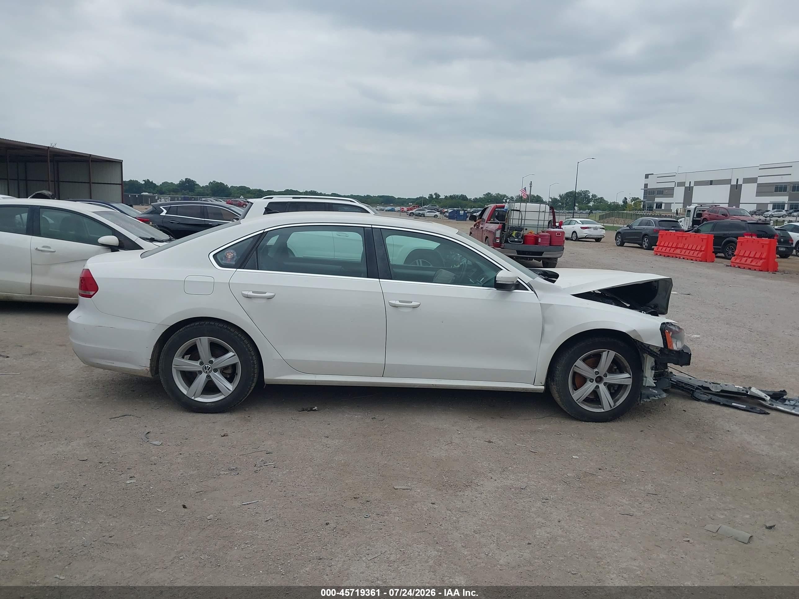 2013 Volkswagen Passat 2.5l Se White vin: 1VWBH7A33DC003527