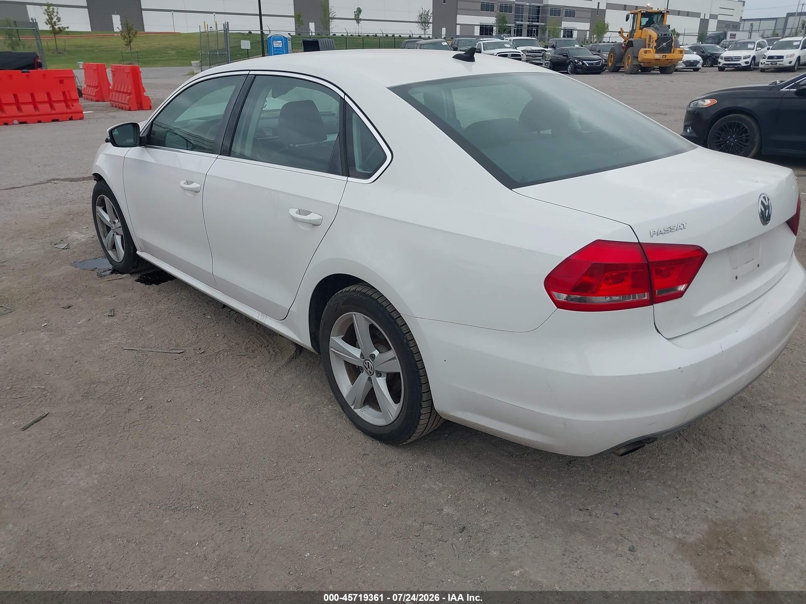 2013 Volkswagen Passat 2.5l Se White vin: 1VWBH7A33DC003527
