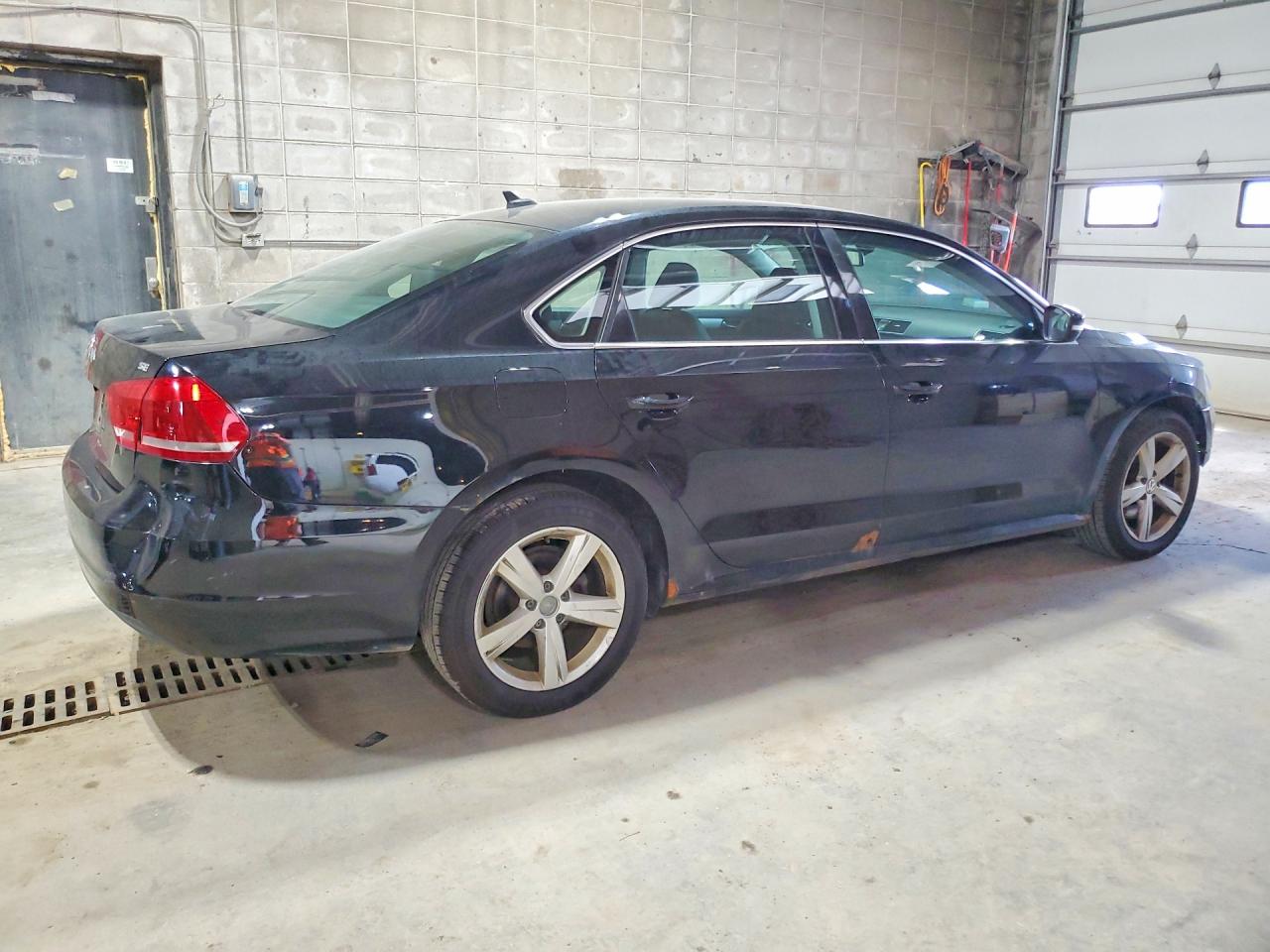 2013 Volkswagen Passat Se Black vin: 1VWBH7A35DC081288