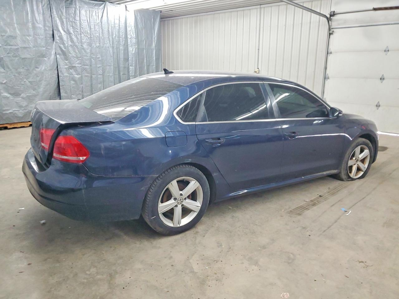 2013 Volkswagen Passat Se Blue vin: 1VWBH7A35DC086927