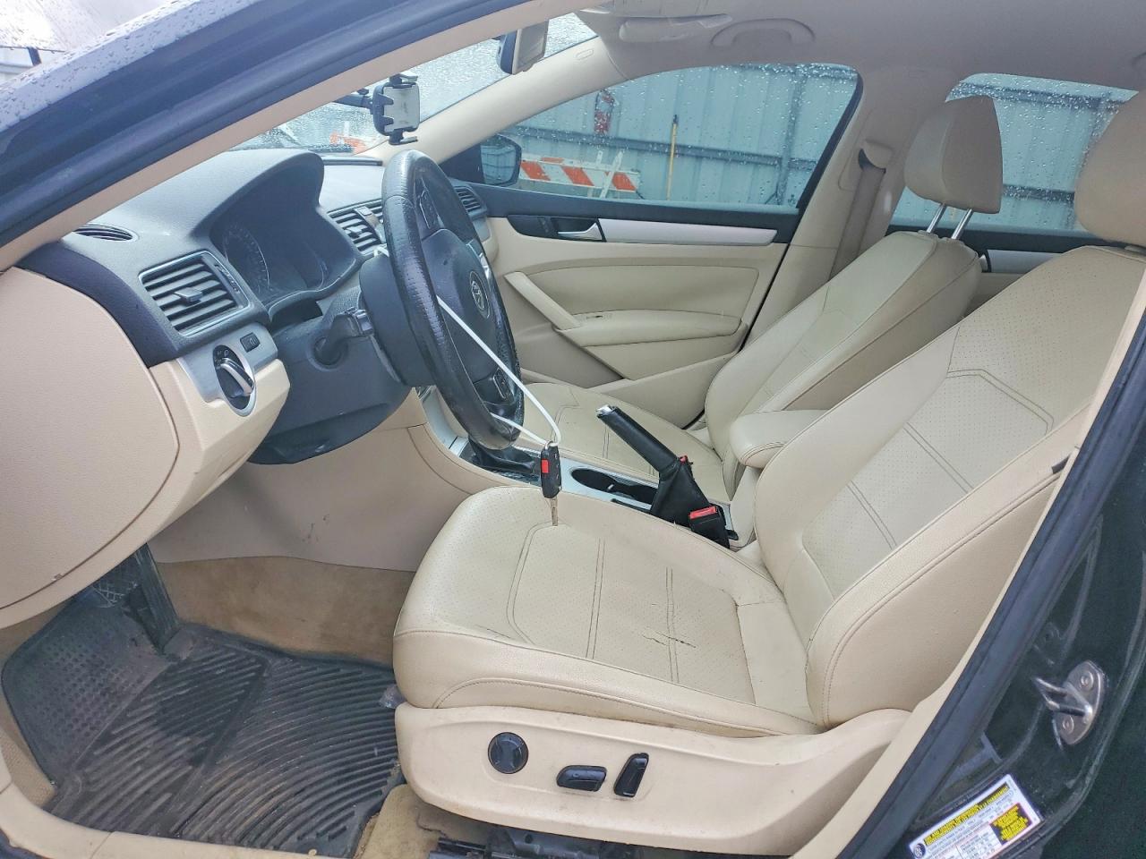 2013 Volkswagen Passat Se Black vin: 1VWBH7A35DC118632