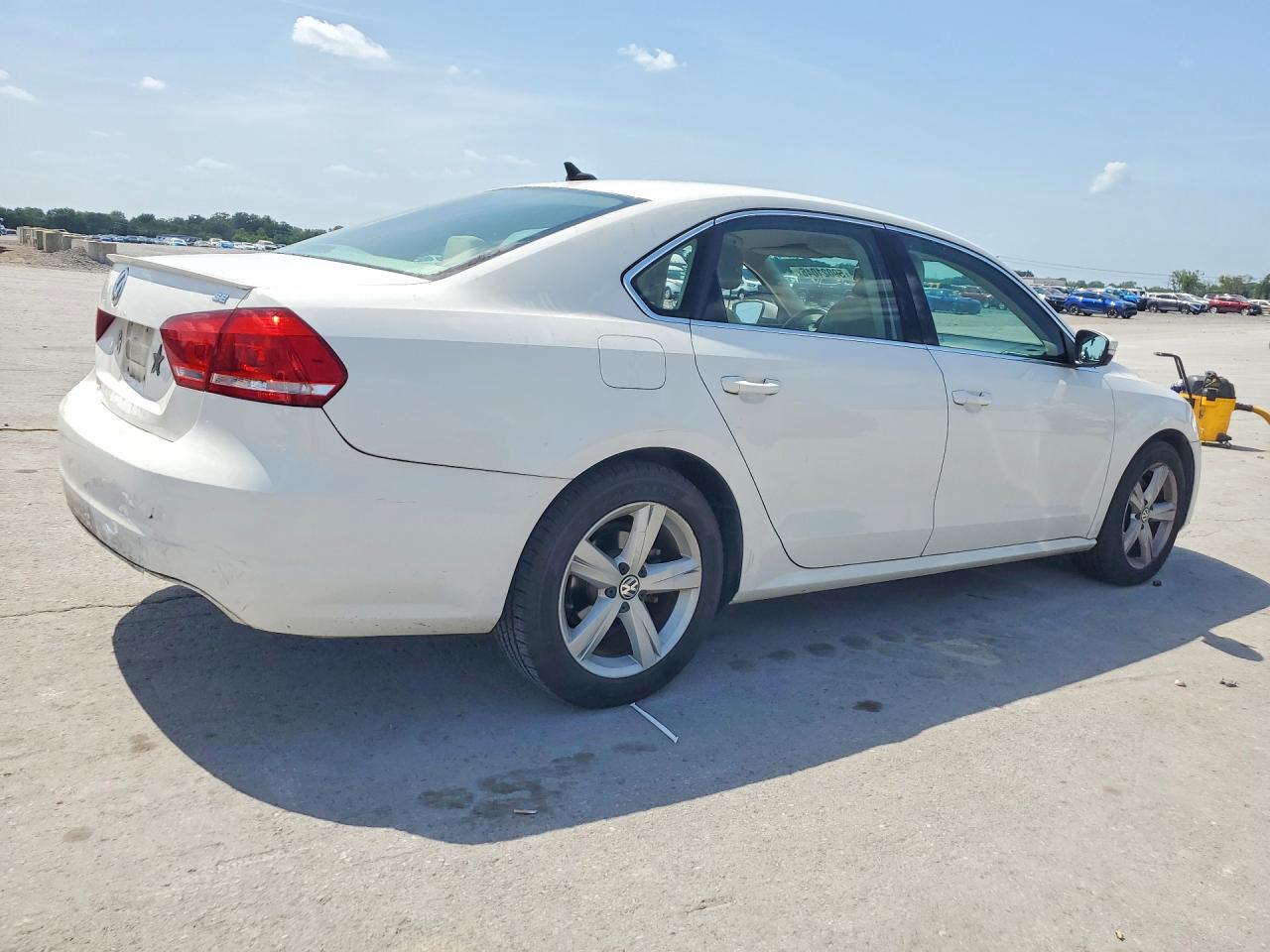 2013 Volkswagen Passat Se Белый vin: 1VWBH7A35DC119683
