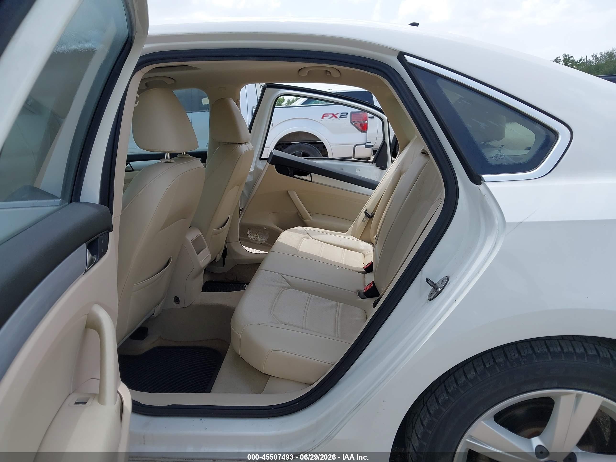 2012 Volkswagen Passat 2.5l Se Белый vin: 1VWBH7A36CC101739