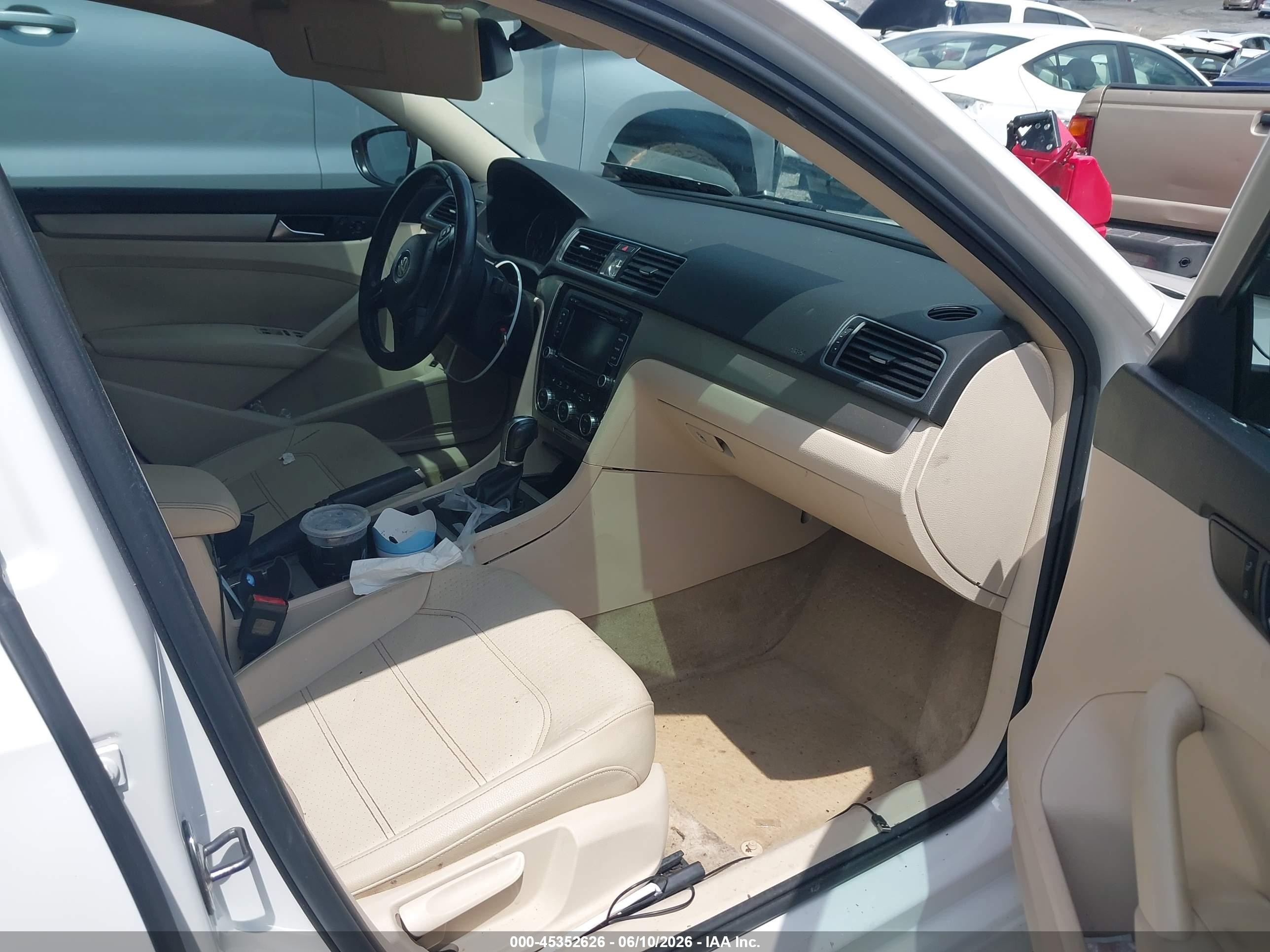2012 Volkswagen Passat 2.5l Se White vin: 1VWBH7A37CC083929