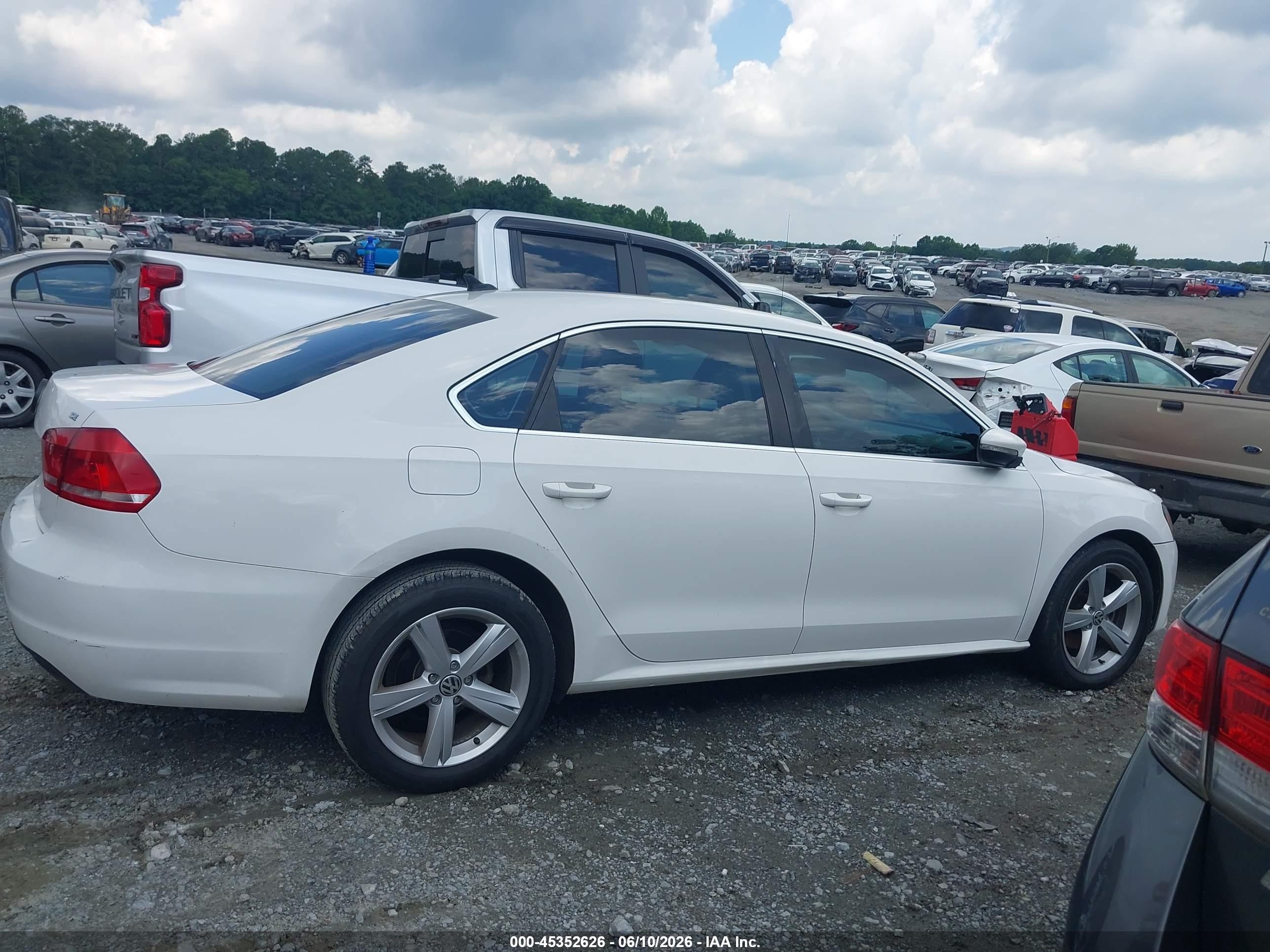 2012 Volkswagen Passat 2.5l Se White vin: 1VWBH7A37CC083929