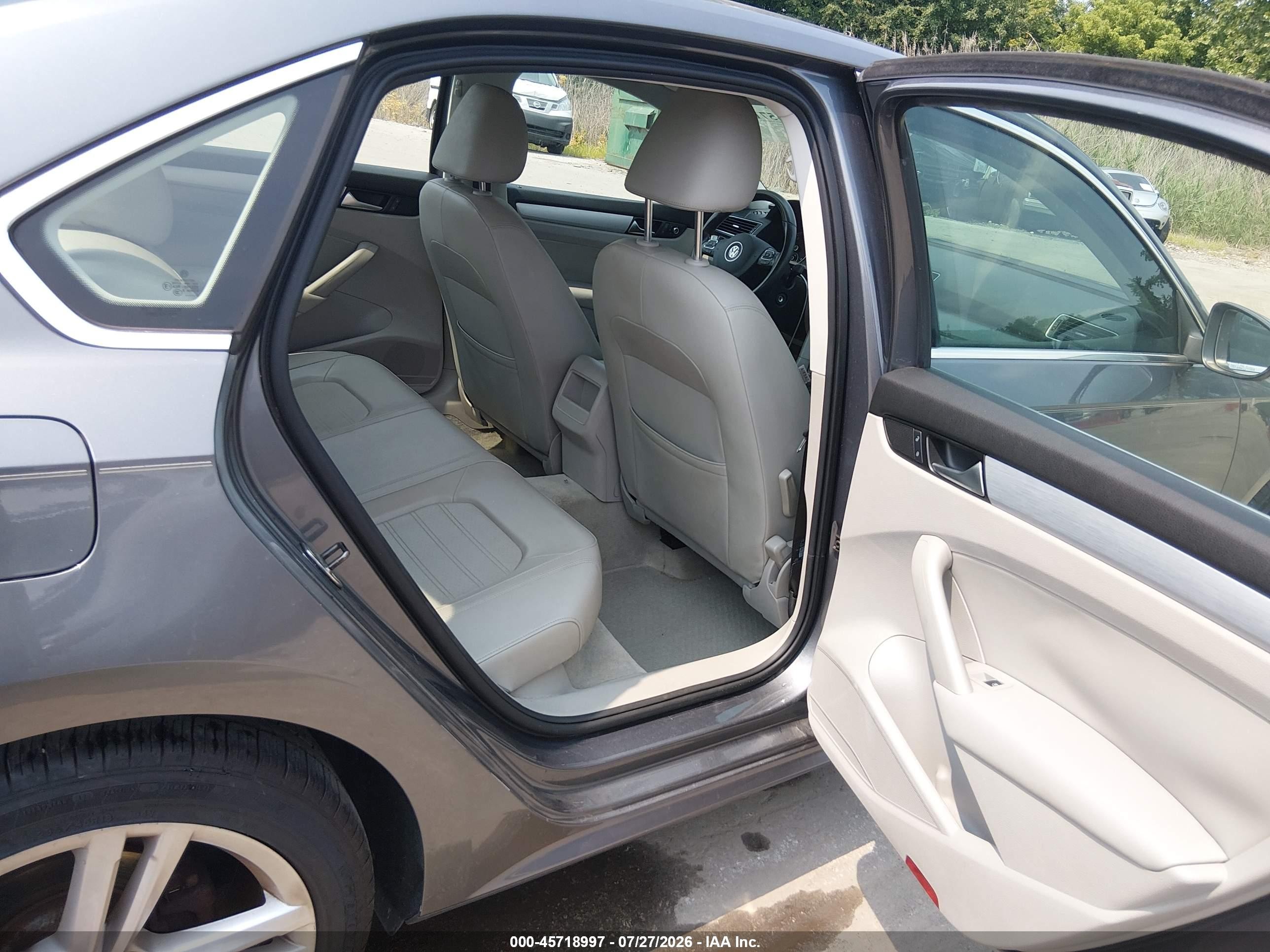 2012 Volkswagen Passat 3.6l V6 Se Gray vin: 1VWBM7A32CC060229