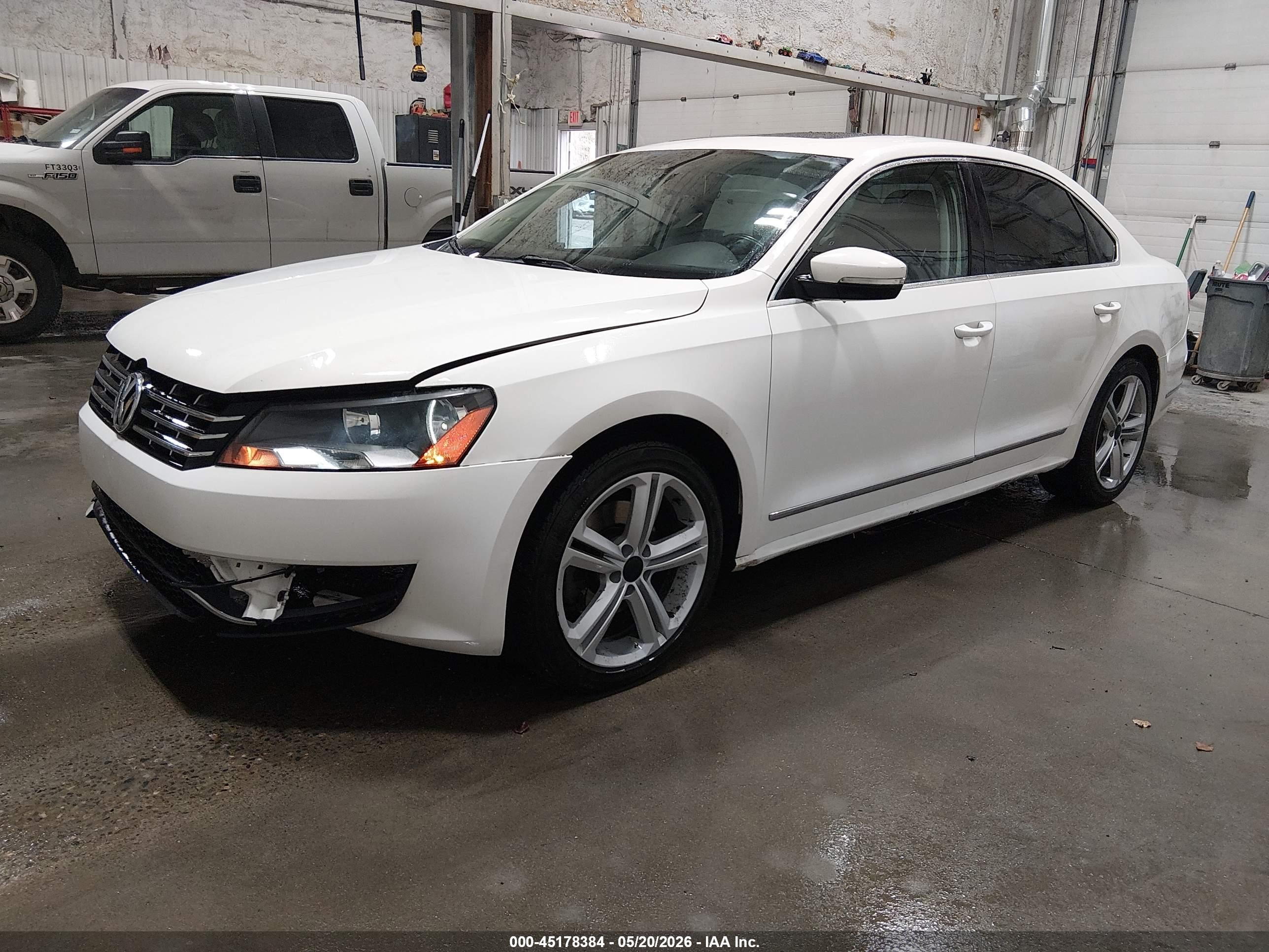 2014 Volkswagen Passat 2.0l Tdi Se White vin: 1VWBN7A30EC090796
