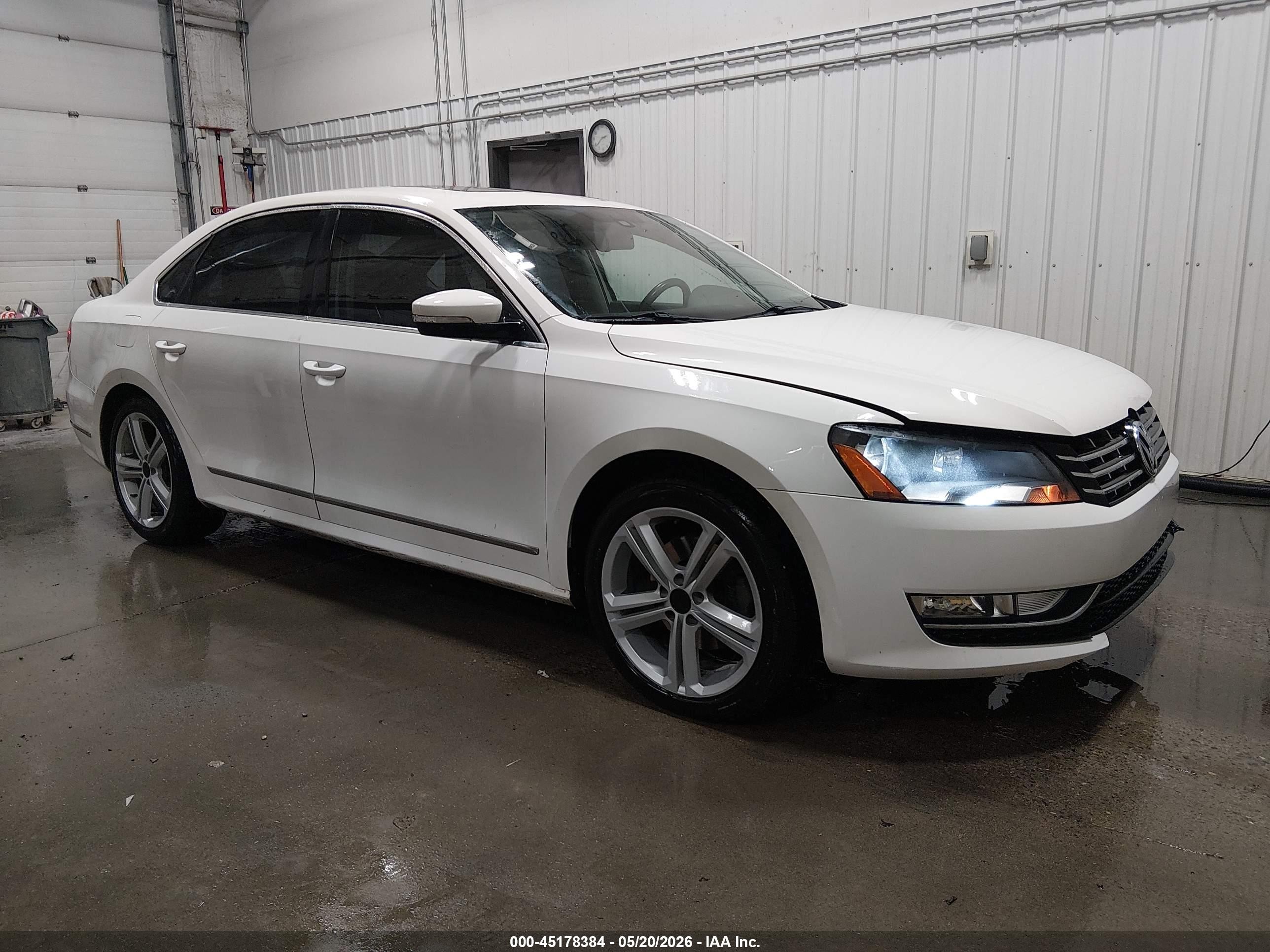 2014 Volkswagen Passat 2.0l Tdi Se Белый vin: 1VWBN7A30EC090796