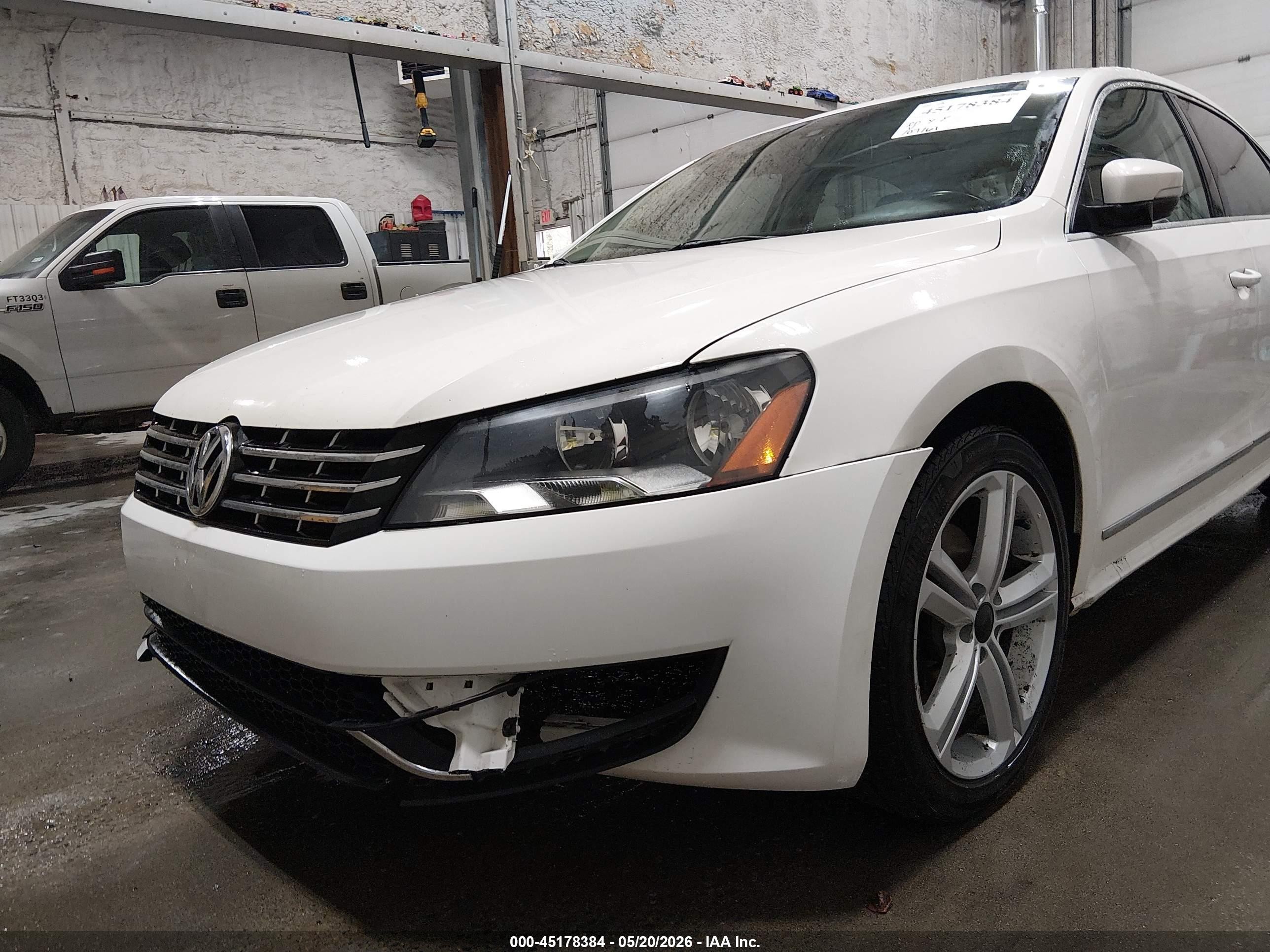 2014 Volkswagen Passat 2.0l Tdi Se White vin: 1VWBN7A30EC090796