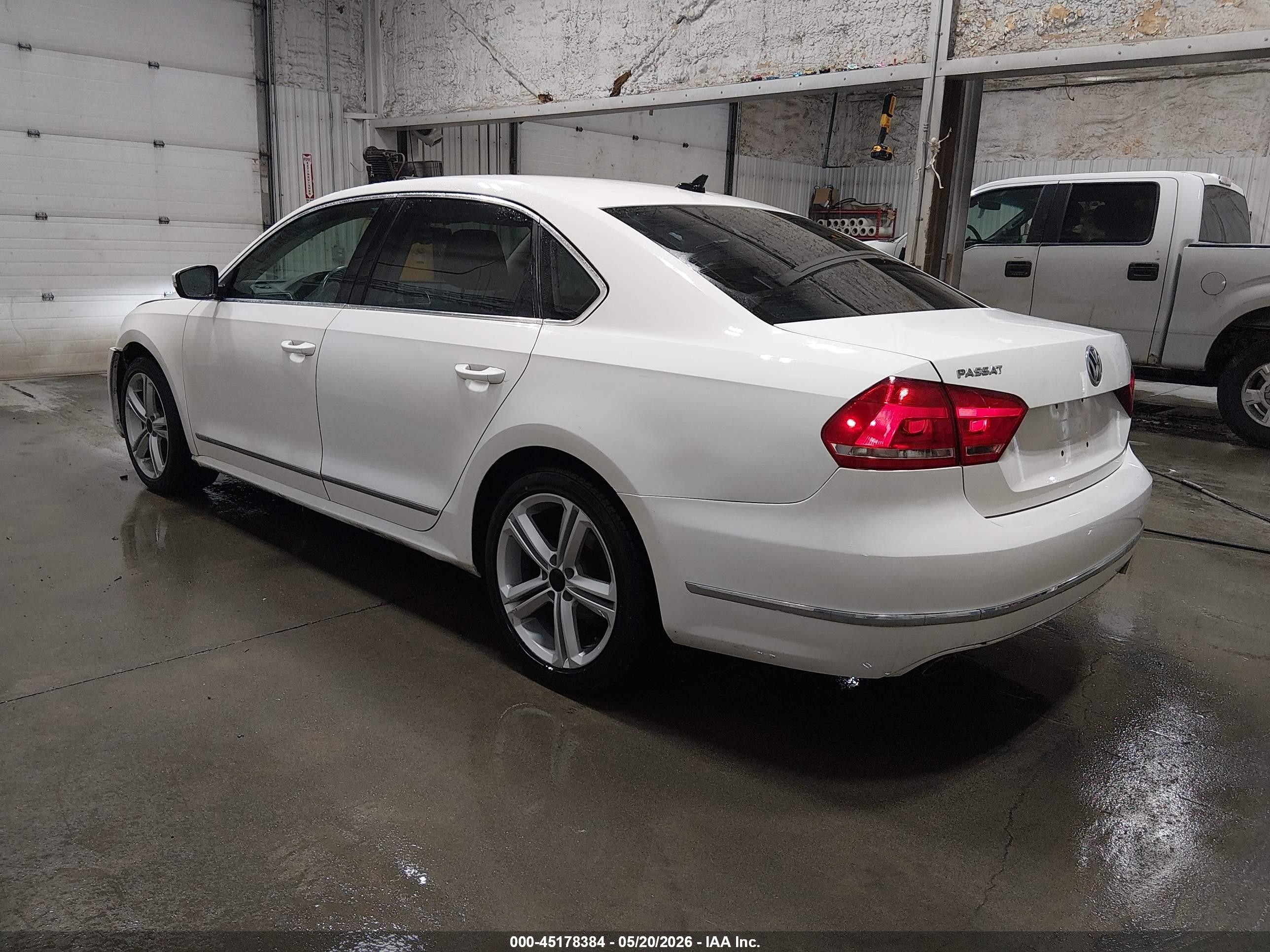 2014 Volkswagen Passat 2.0l Tdi Se White vin: 1VWBN7A30EC090796