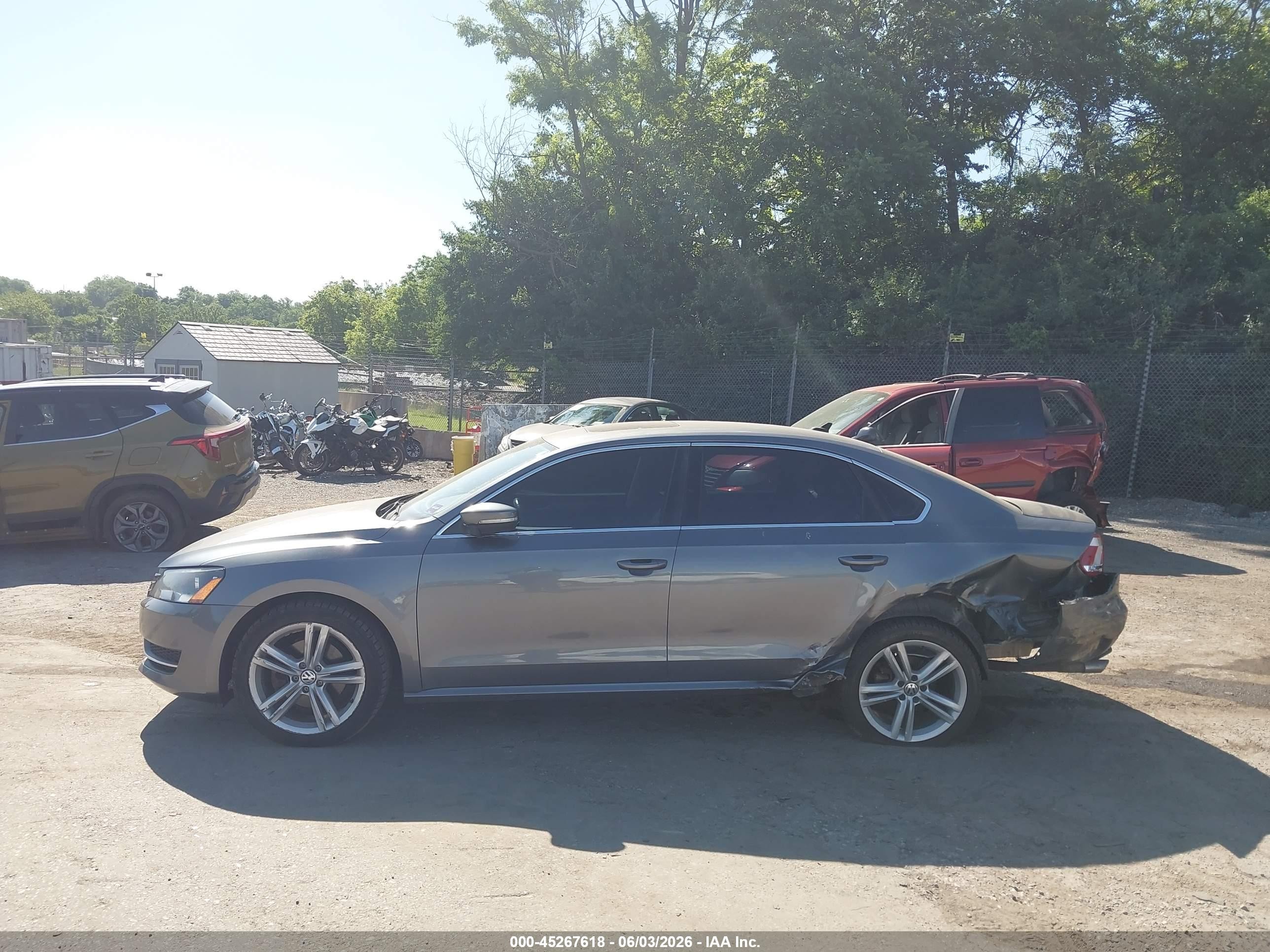 2014 Volkswagen Passat 2.0l Tdi Se Gray vin: 1VWBN7A30EC106768