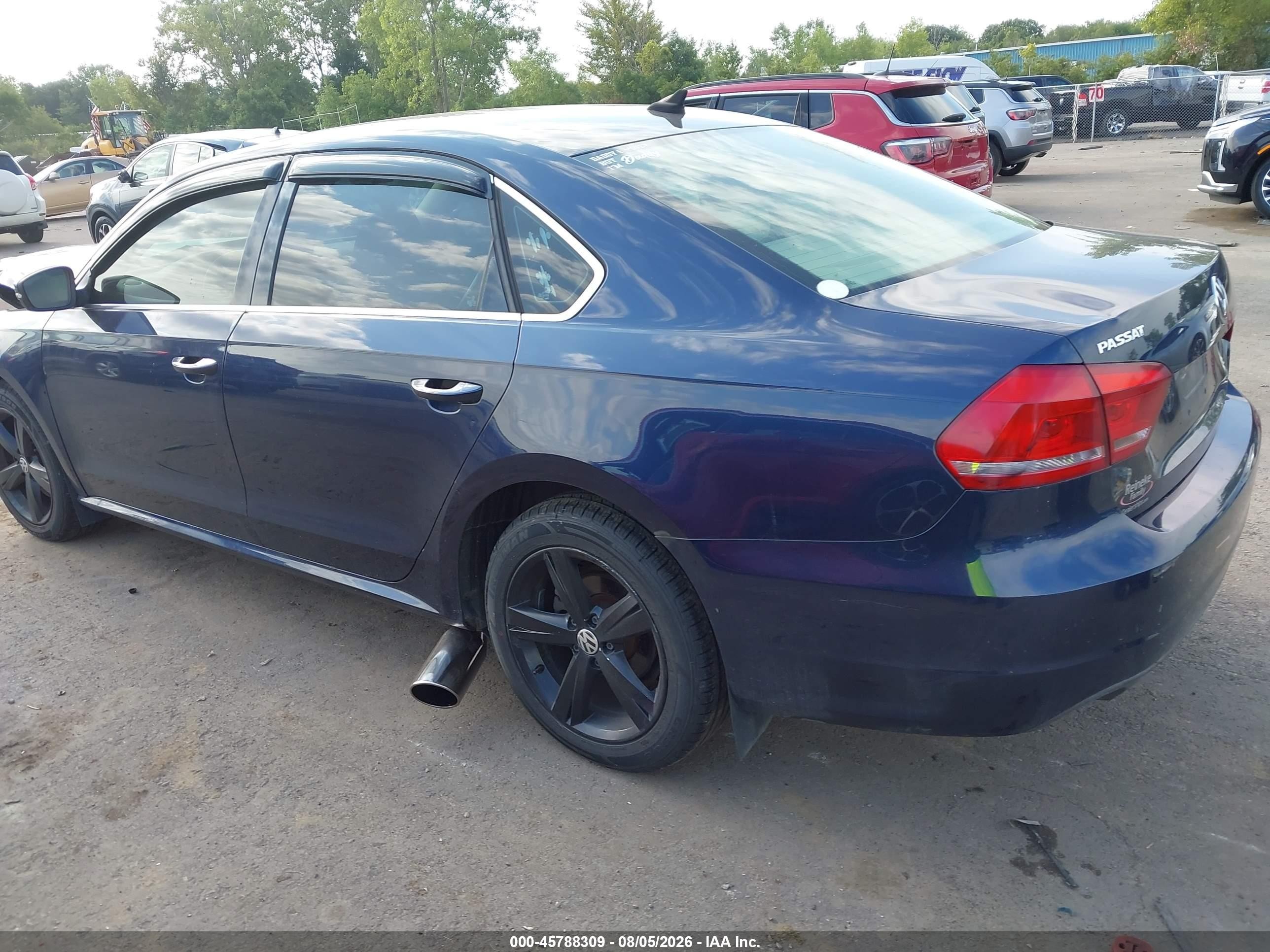 2013 Volkswagen Passat 2.0l Tdi Se Blue vin: 1VWBN7A32DC103319
