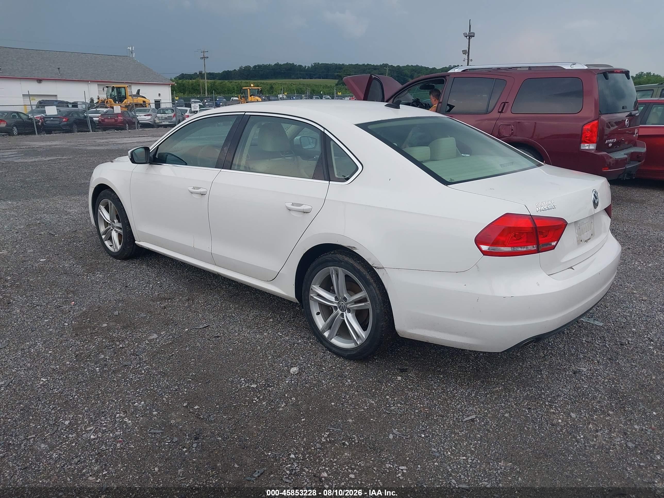 2014 Volkswagen Passat 2.0l Tdi Se Белый vin: 1VWBN7A32EC106206