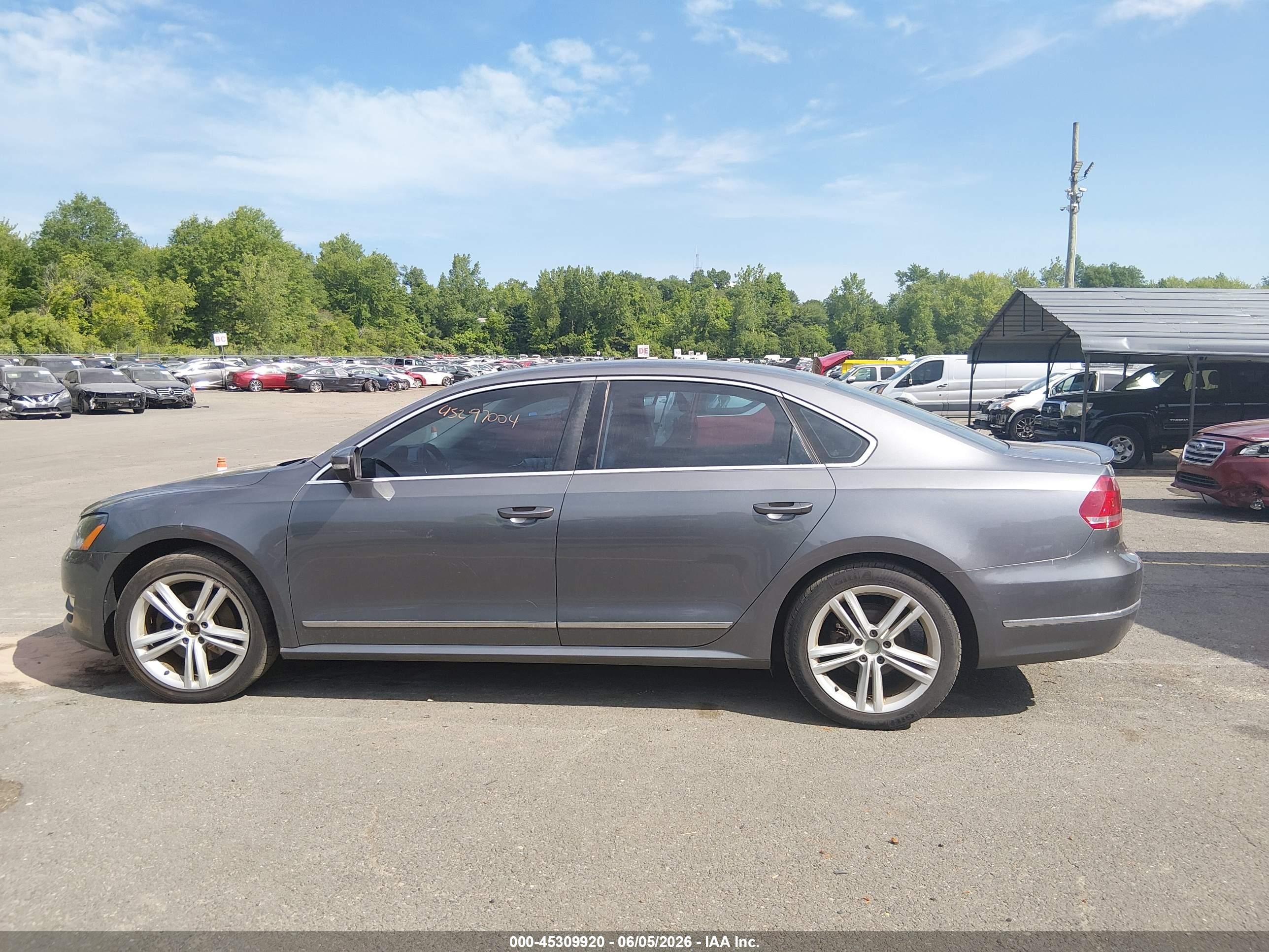 2013 Volkswagen Passat 2.0l Tdi Se Gray vin: 1VWBN7A33DC066491