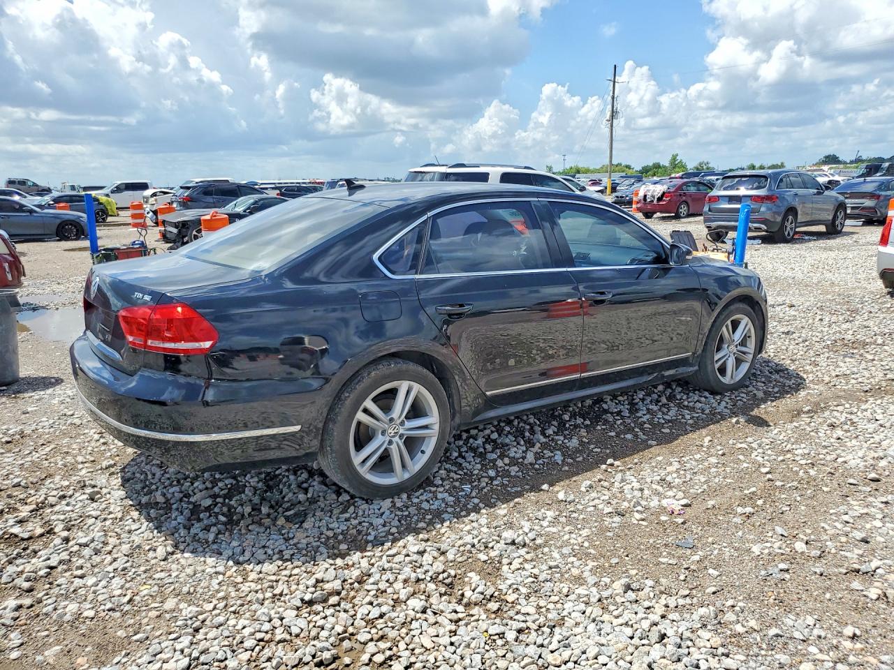 2013 Volkswagen Passat Se Black vin: 1VWBN7A33DC111610