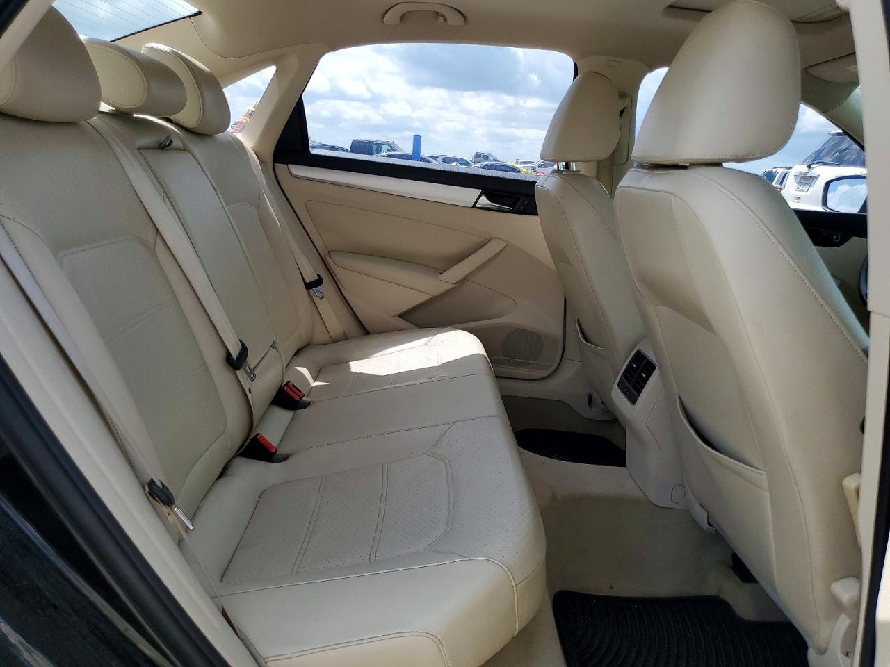 2013 Volkswagen Passat Se Black vin: 1VWBN7A33DC111610