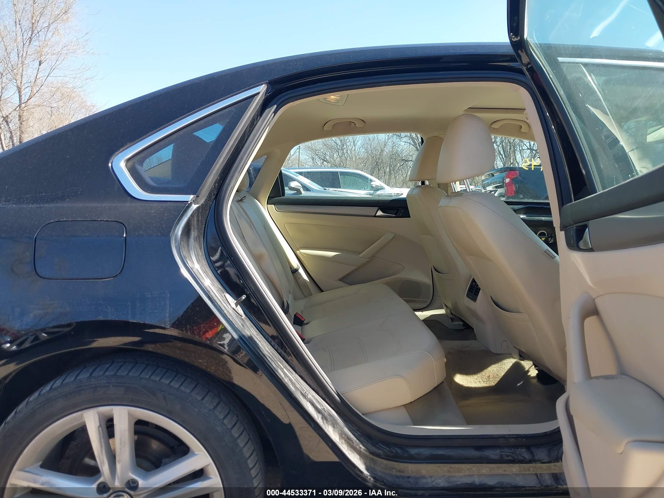 2014 Volkswagen Passat 2.0l Tdi Se Черный vin: 1VWBN7A33EC010942