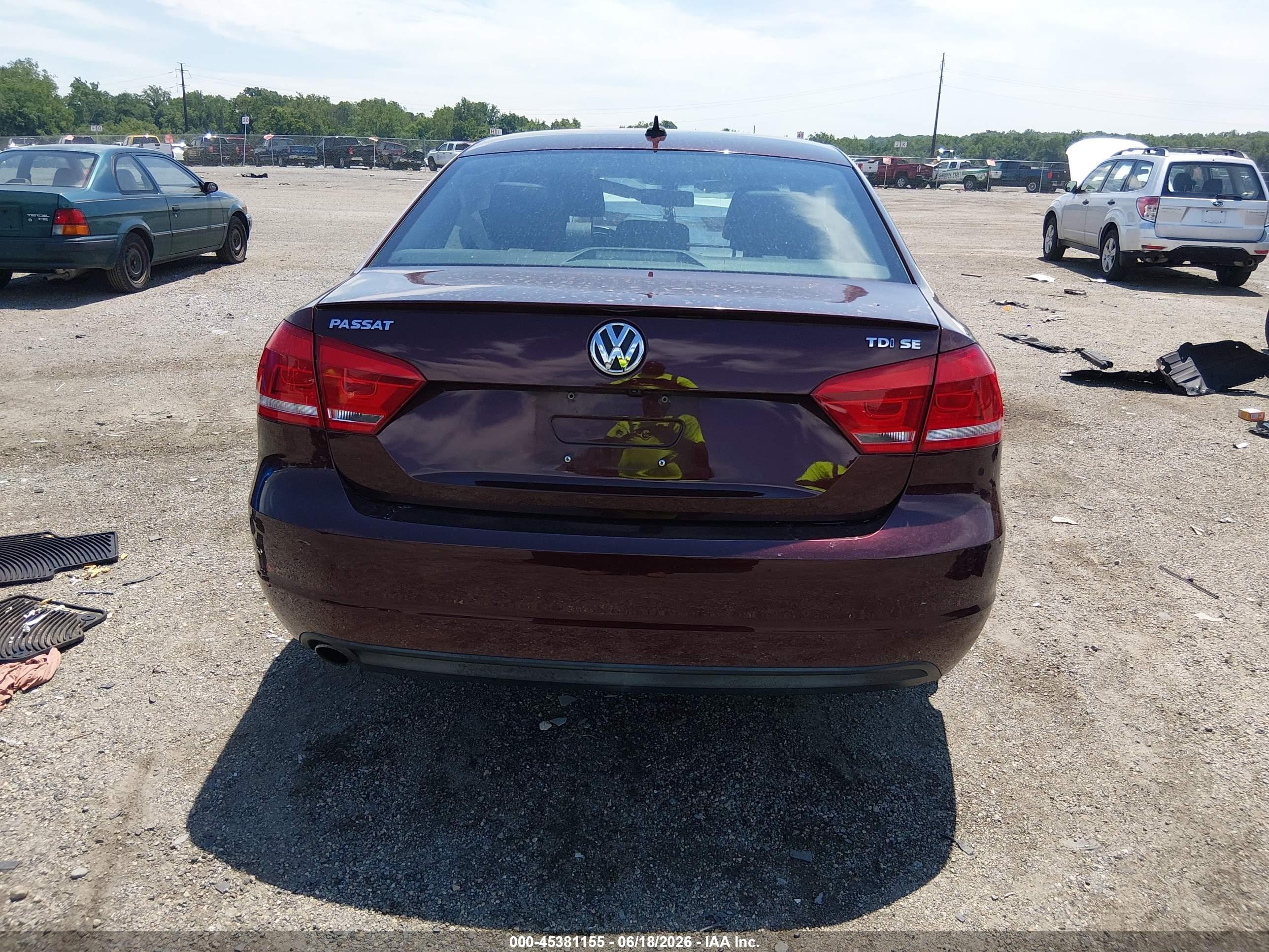 2014 Volkswagen Passat 2.0l Tdi Se Maroon vin: 1VWBN7A33EC098410