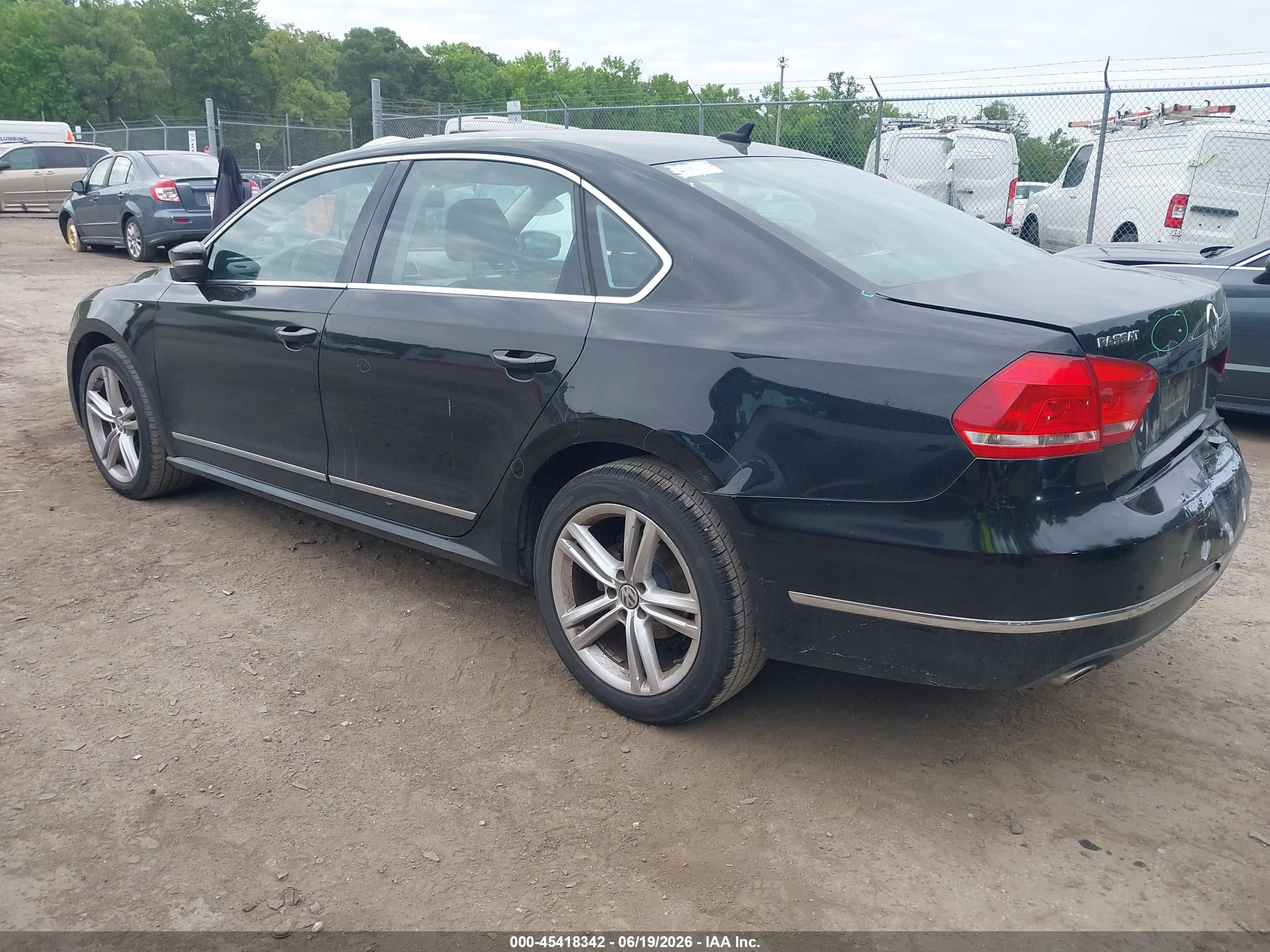 2013 Volkswagen Passat 2.0l Tdi Se Black vin: 1VWBN7A34DC079167