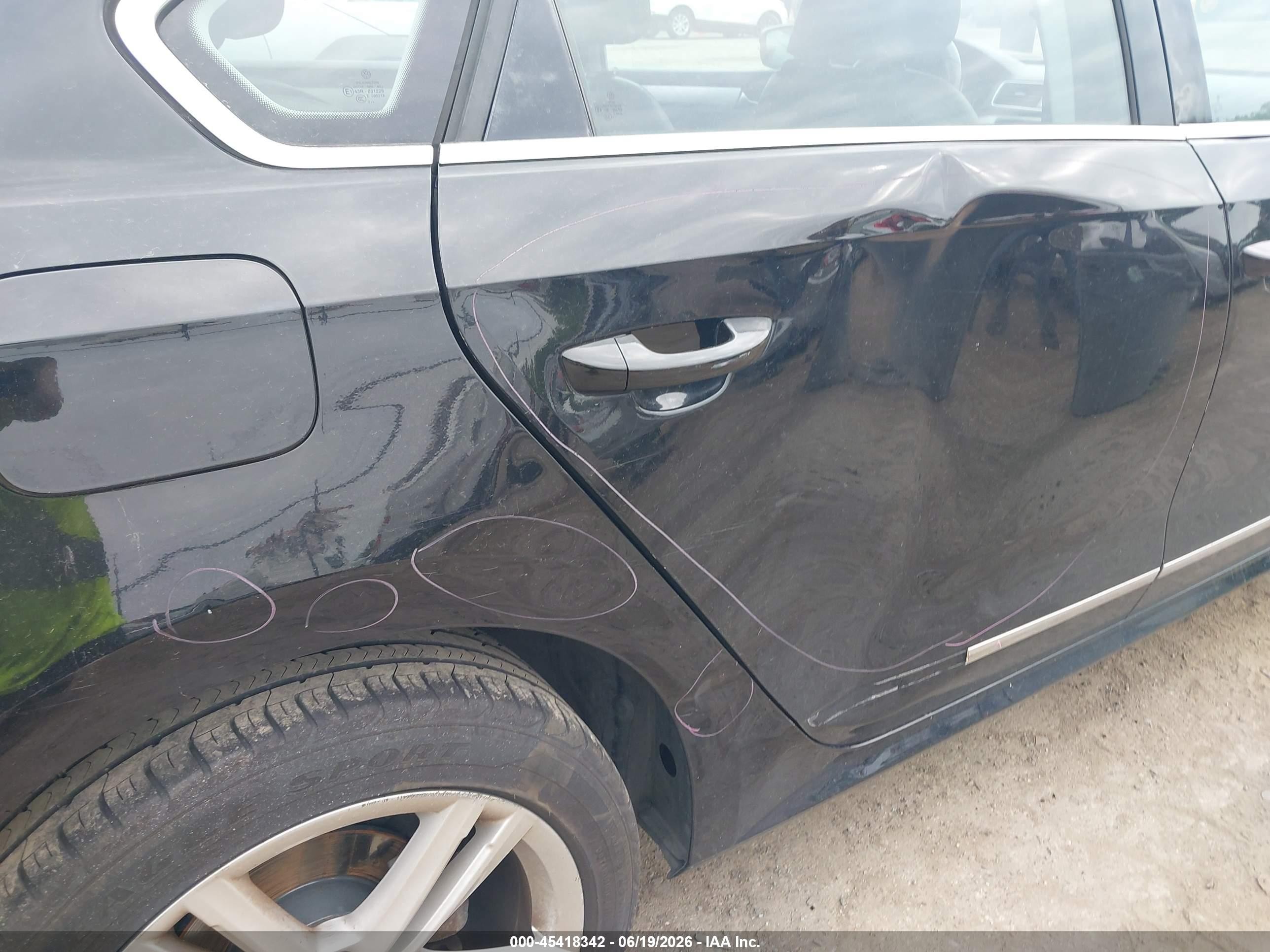 2013 Volkswagen Passat 2.0l Tdi Se Black vin: 1VWBN7A34DC079167