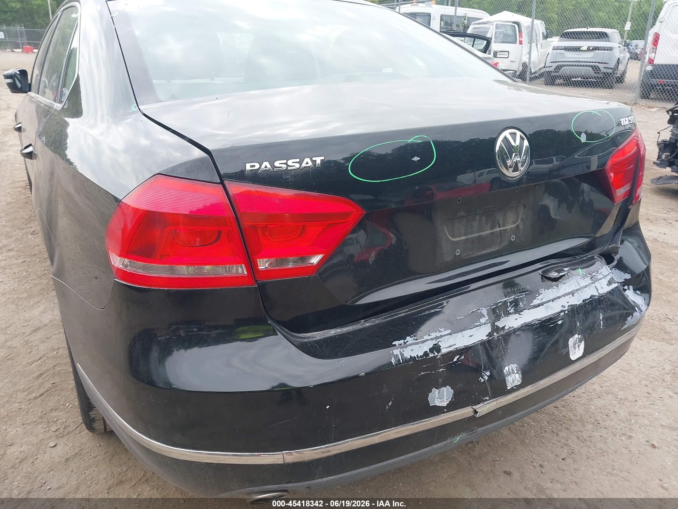 2013 Volkswagen Passat 2.0l Tdi Se Black vin: 1VWBN7A34DC079167