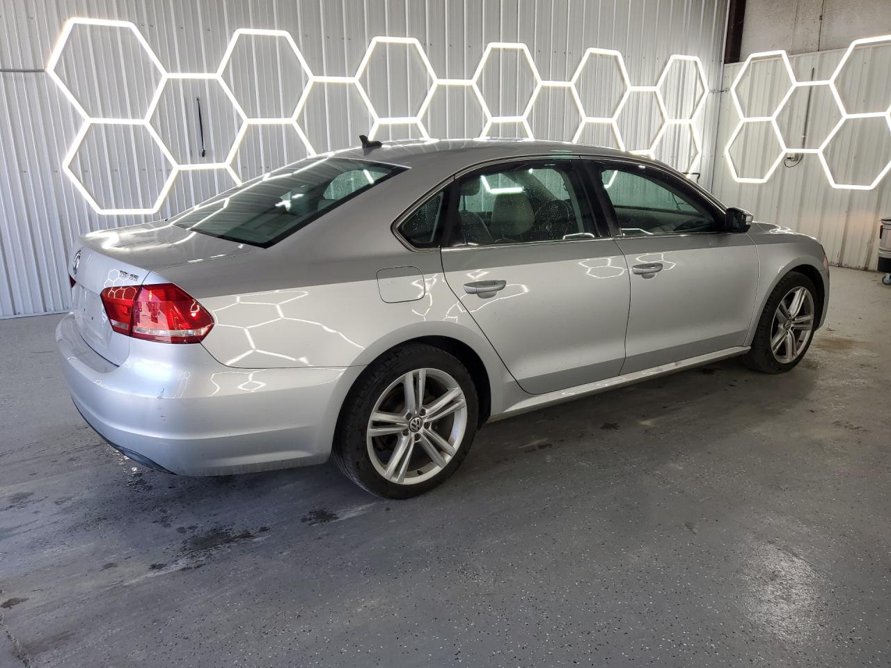 2014 Volkswagen Passat Se Silver vin: 1VWBN7A34EC024462 Damage: Right Qtr Panel, Dent(S) W/No Paint Dmg, 1/2 To 1 Inch