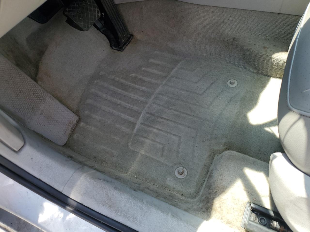 2014 Volkswagen Passat Se Silver vin: 1VWBN7A34EC024462 Damage: Left Front Carpet, Stained, Permanent