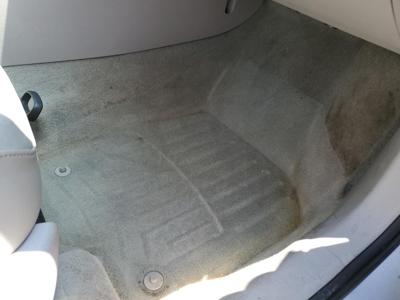 2014 Volkswagen Passat Se Silver vin: 1VWBN7A34EC024462 Damage: Right Front Carpet, Stained, Permanent
