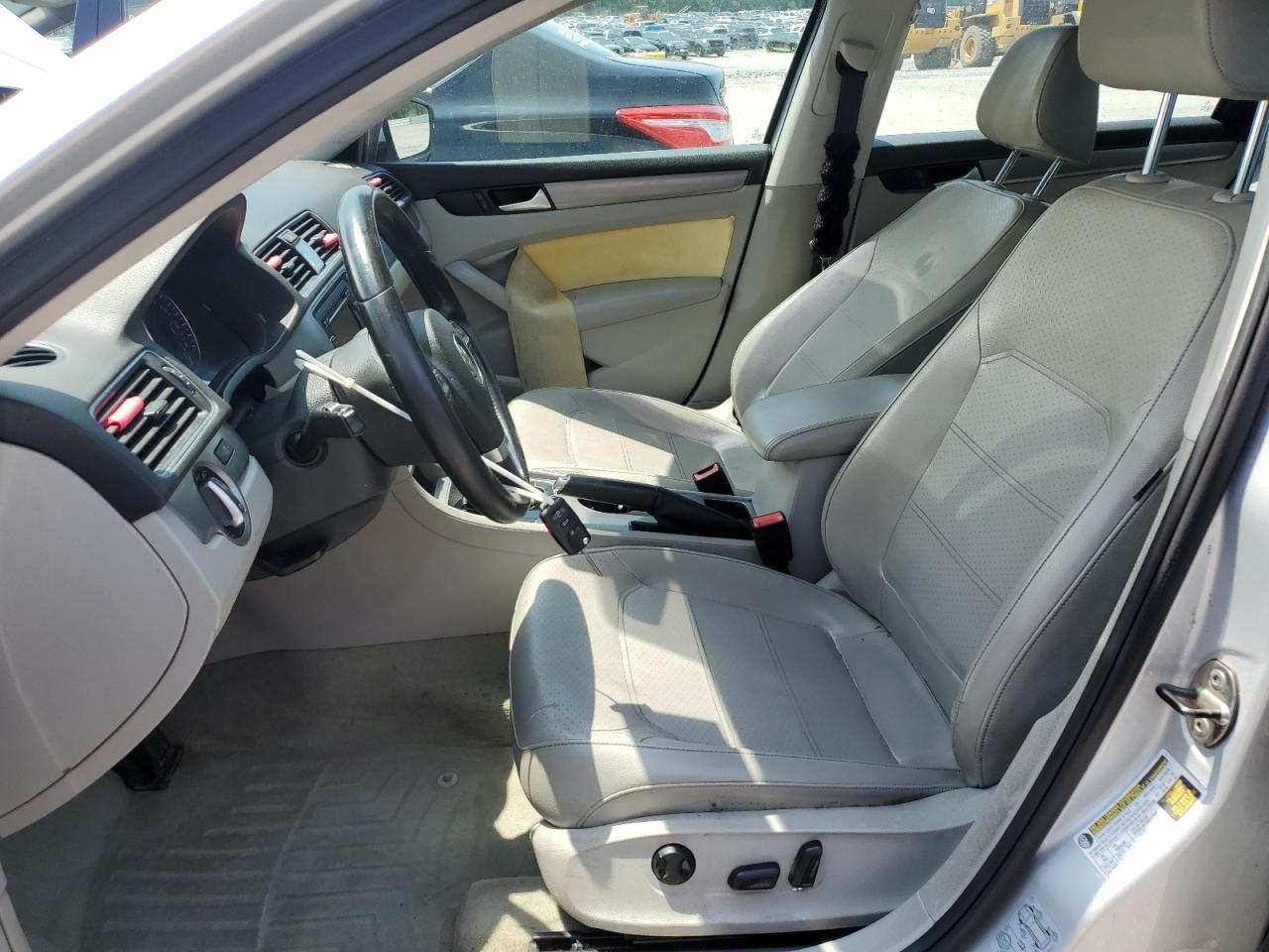 2014 Volkswagen Passat Se Silver vin: 1VWBN7A34EC024462 Damage: RF Door Panel, Peeling, > 12 Inches