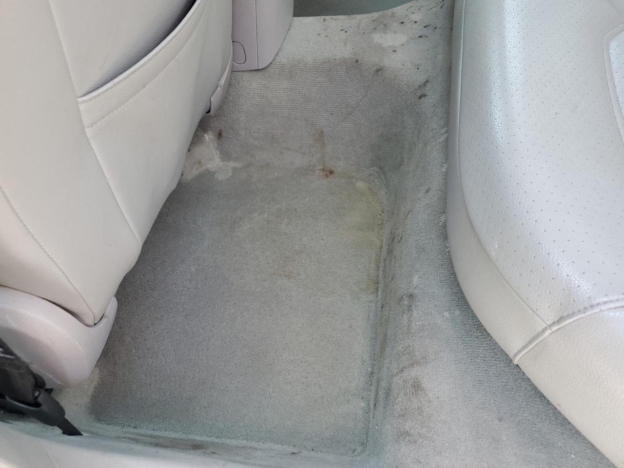 2014 Volkswagen Passat Se Silver vin: 1VWBN7A34EC024462 Damage: Left Rear Carpet, Stained, Permanent