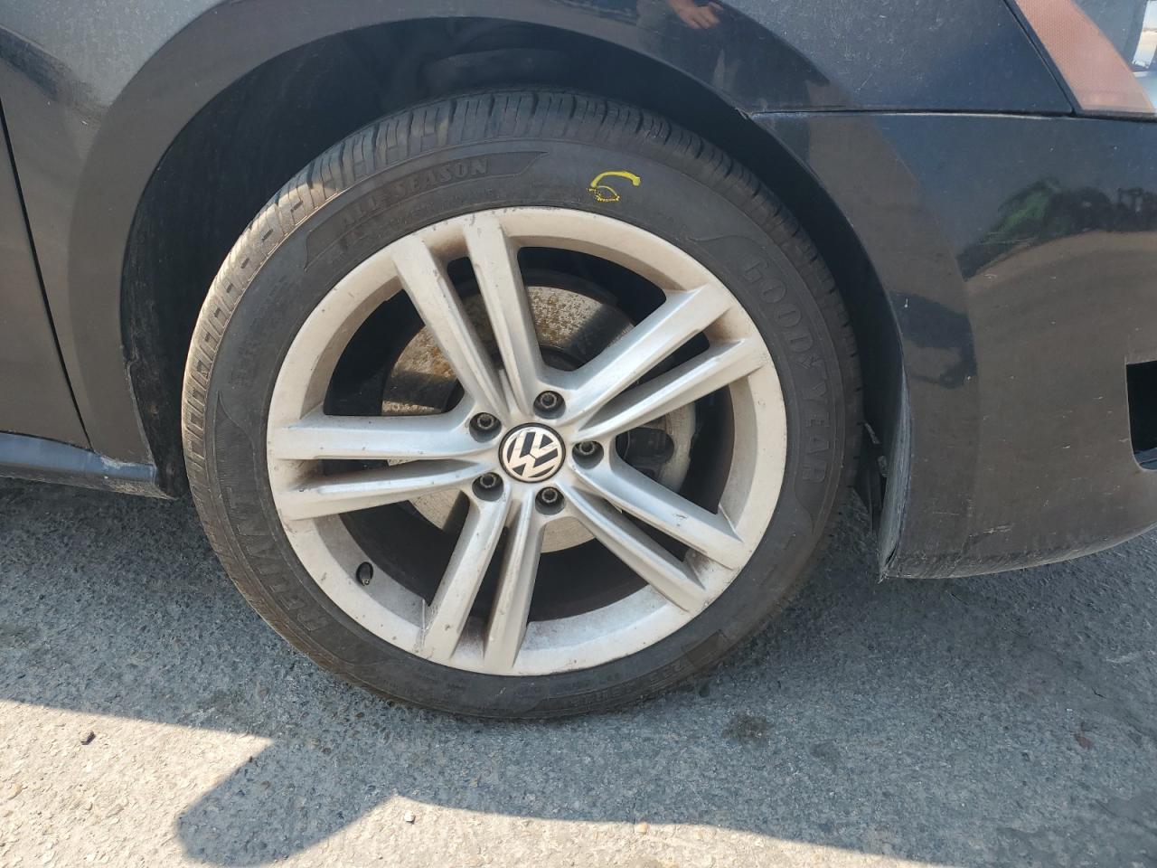 2014 Volkswagen Passat Se Black vin: 1VWBN7A34EC058725 Damage: Right Front Wheel, Curb Rash, > 12 Inches