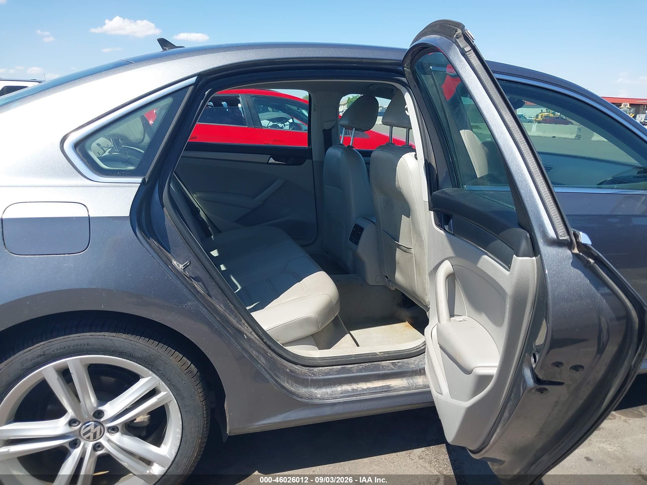 2014 Volkswagen Passat 2.0l Tdi Se Gray vin: 1VWBN7A34EC075573