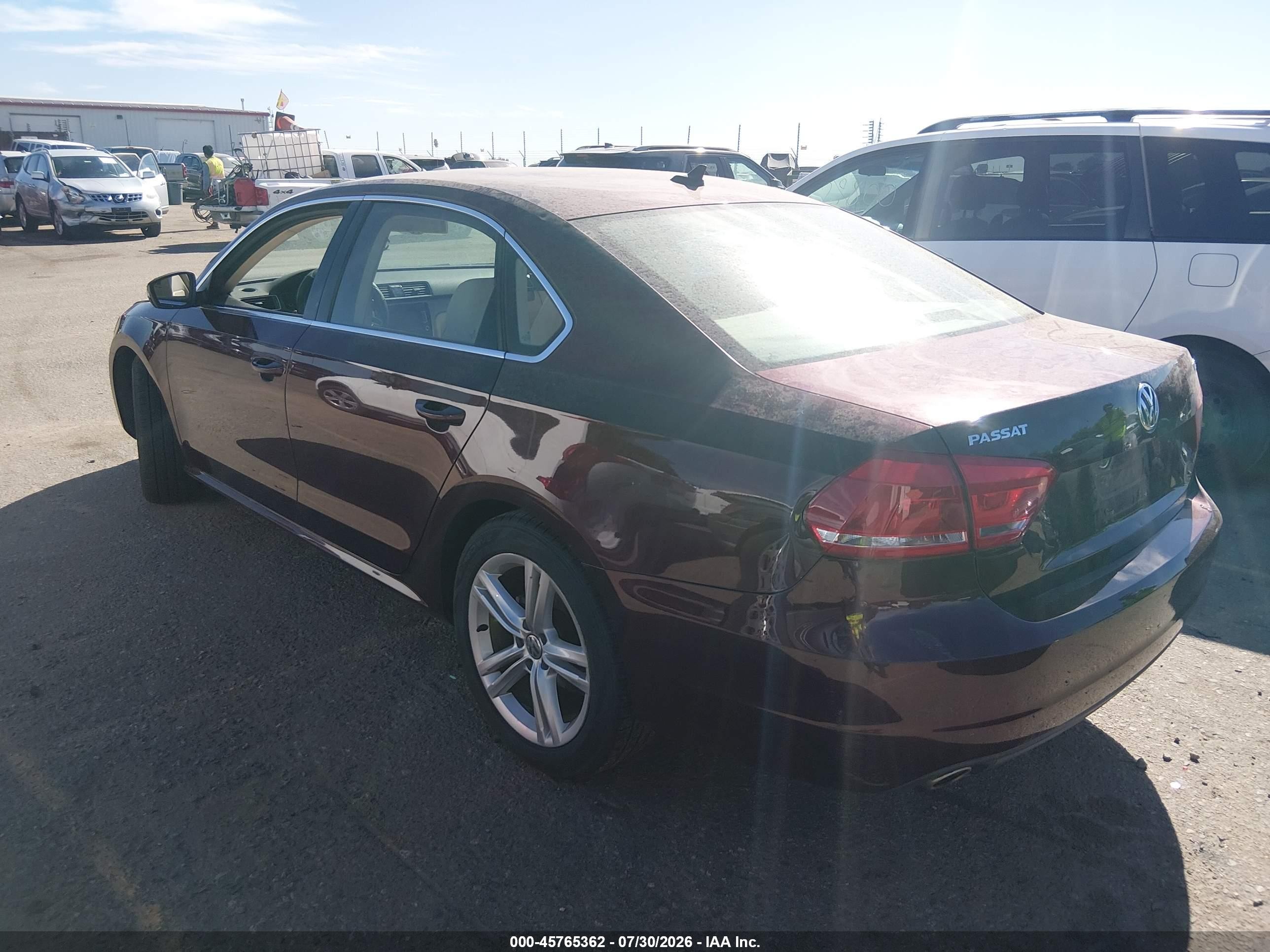 2014 Volkswagen Passat 2.0l Tdi Se Красный vin: 1VWBN7A35EC068096