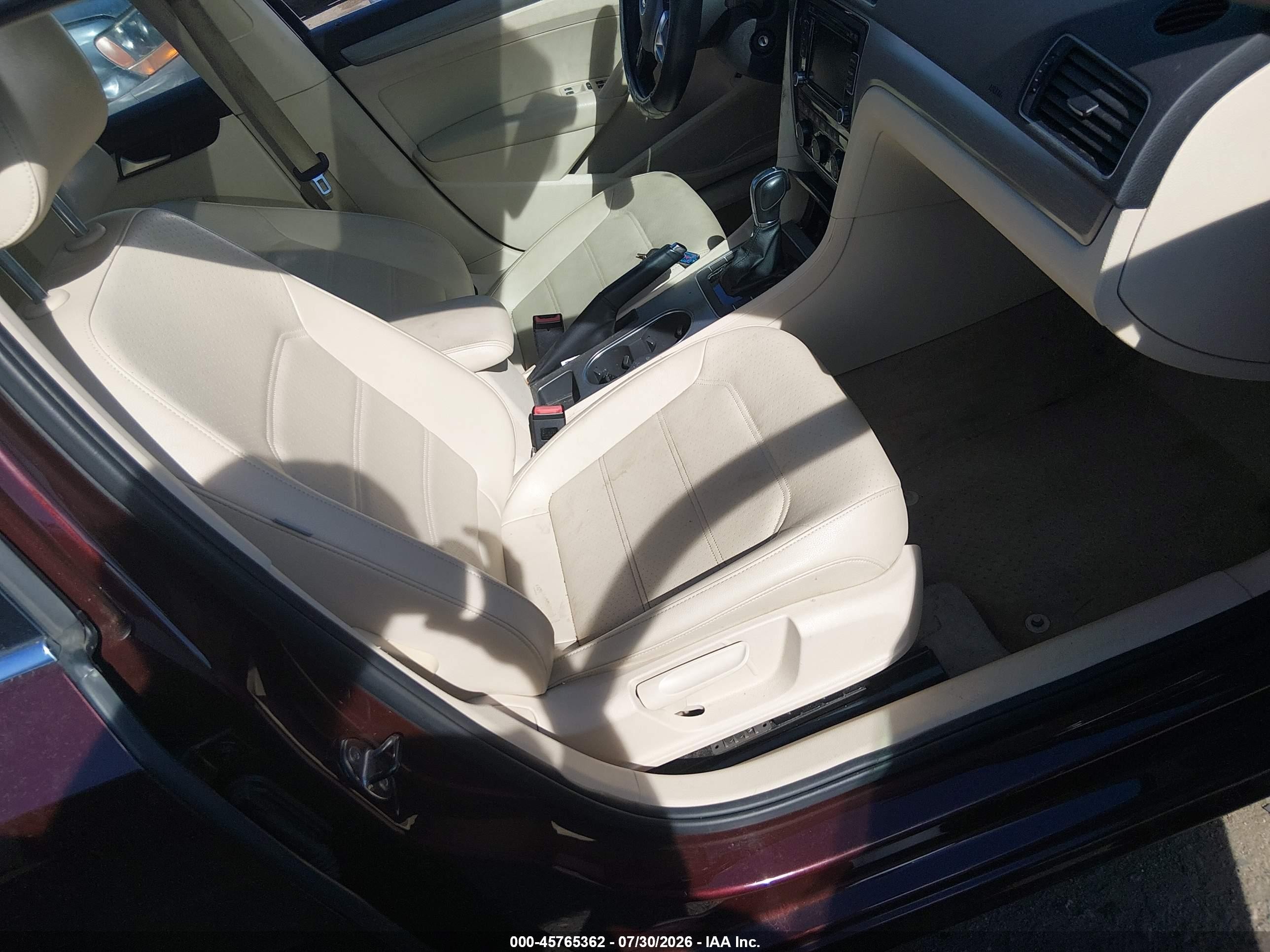 2014 Volkswagen Passat 2.0l Tdi Se Красный vin: 1VWBN7A35EC068096
