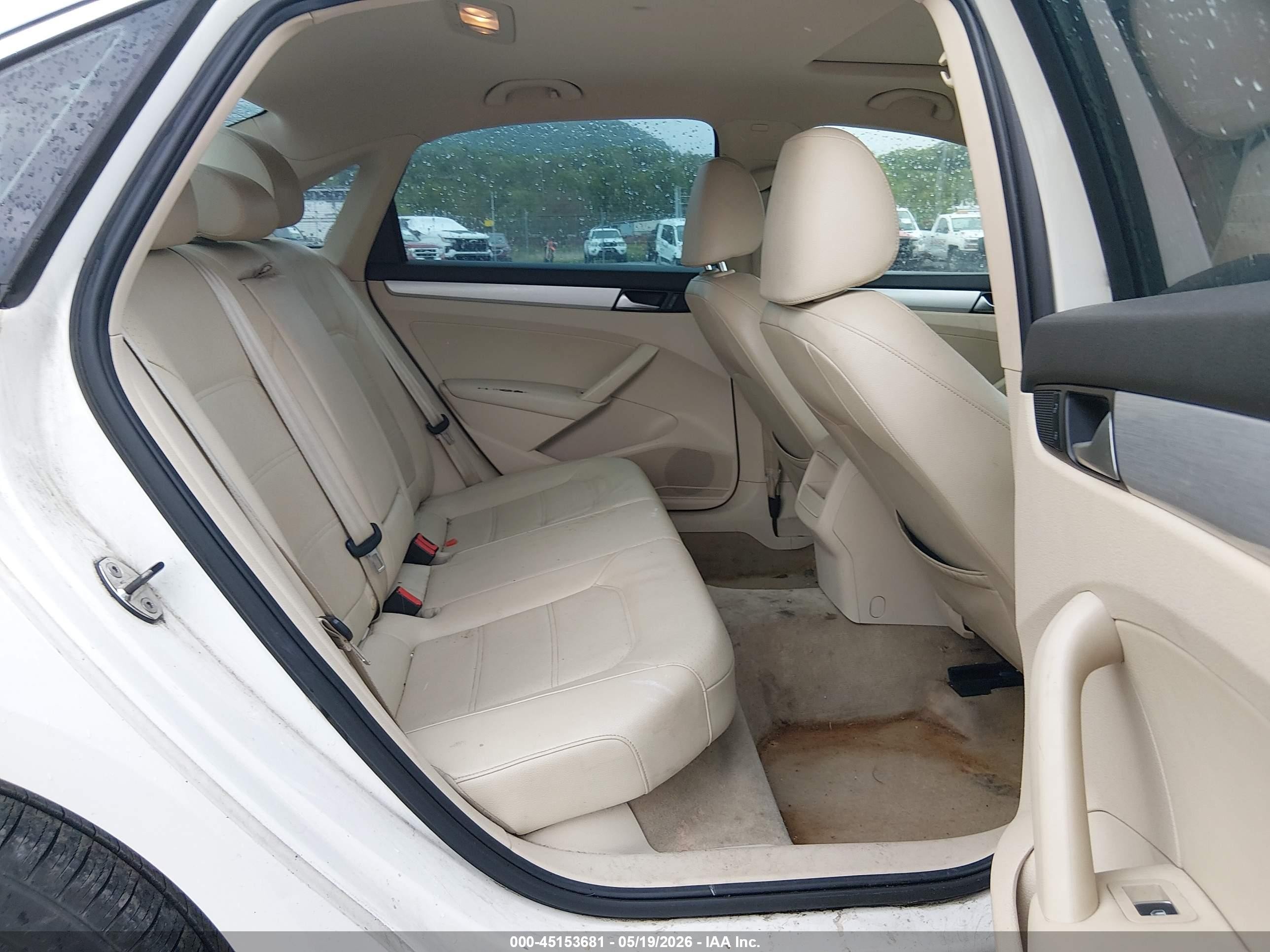 2012 Volkswagen Passat 2.0l Tdi Se White vin: 1VWBN7A36CC071845