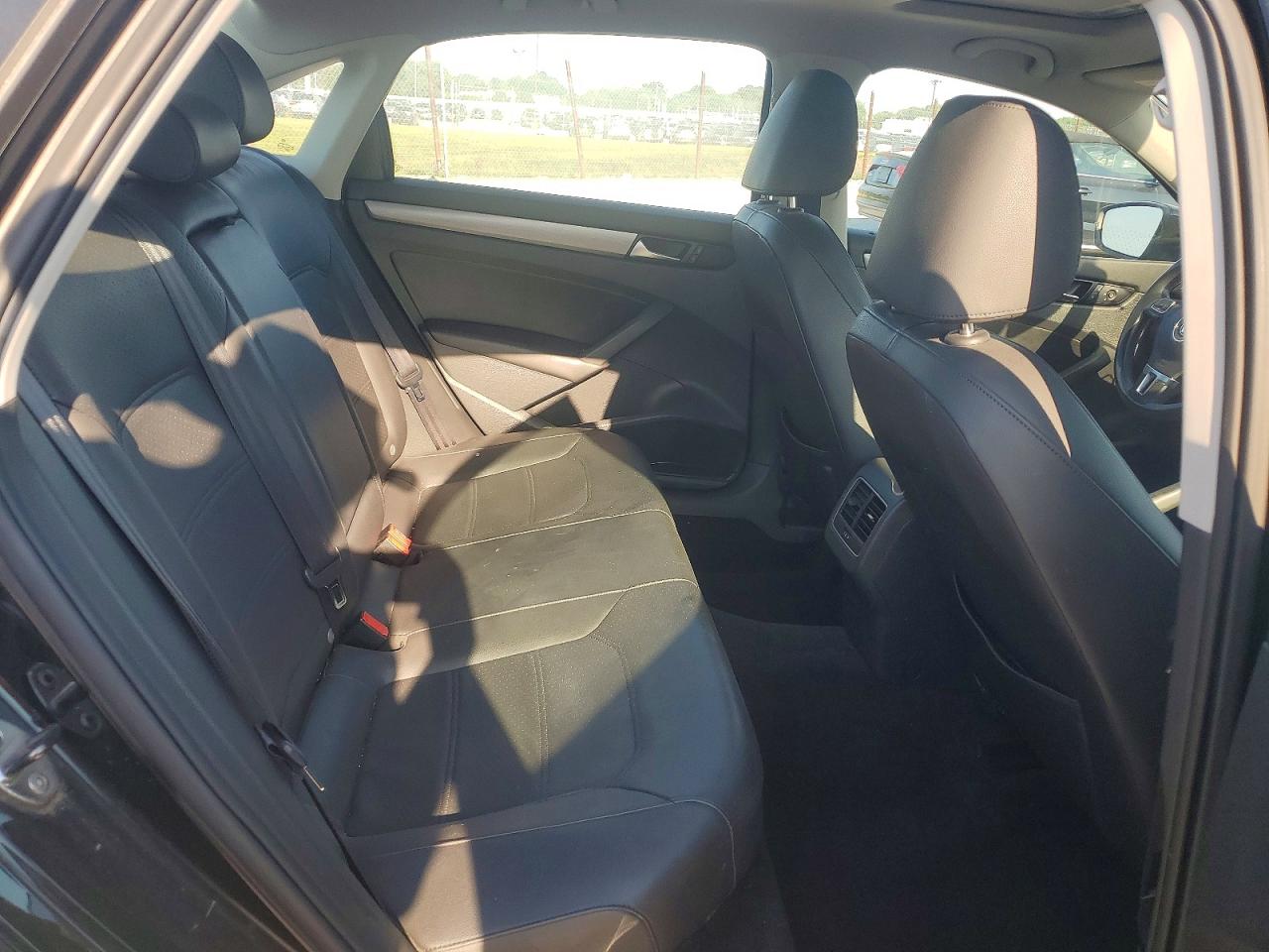 2014 Volkswagen Passat Se Black vin: 1VWBN7A36EC032501