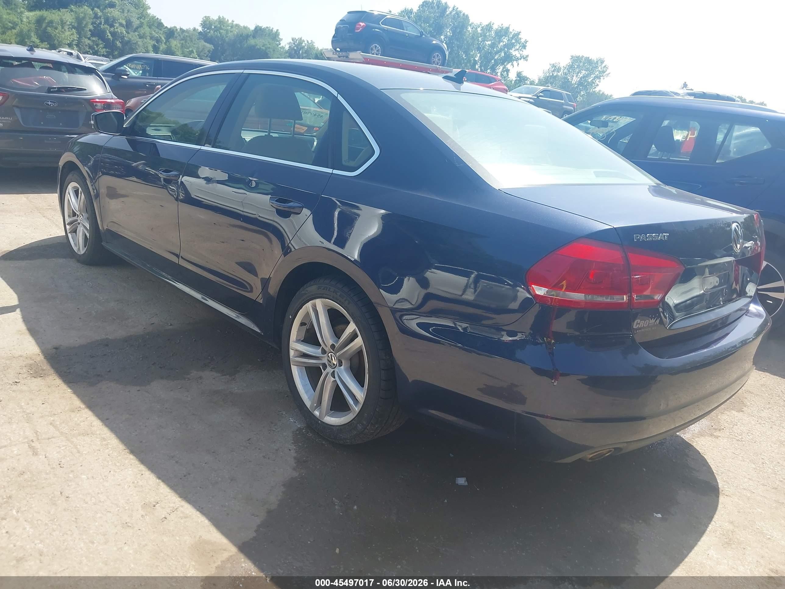 2014 Volkswagen Passat 2.0l Tdi Se Синий vin: 1VWBN7A36EC100344