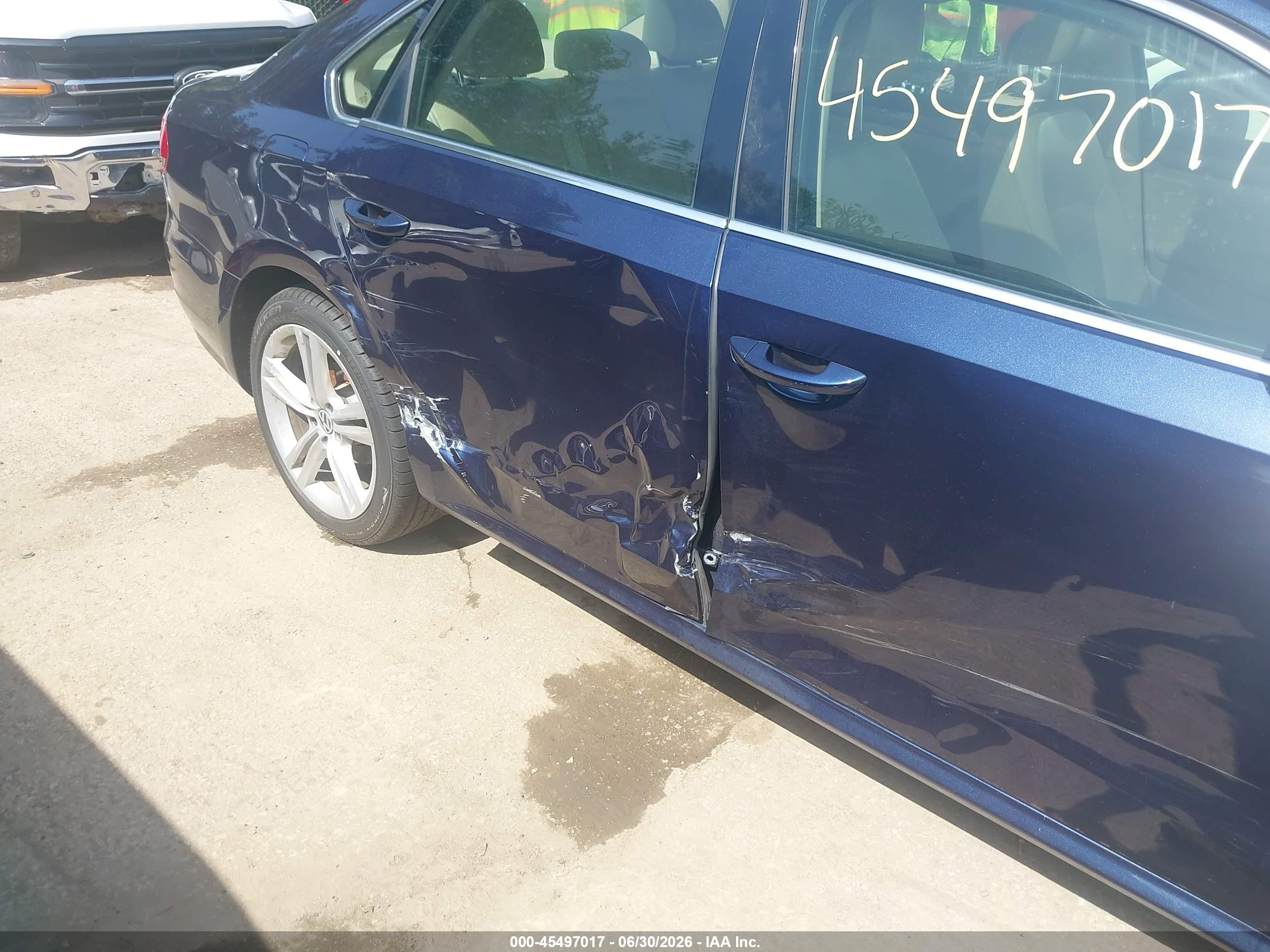 2014 Volkswagen Passat 2.0l Tdi Se Синий vin: 1VWBN7A36EC100344