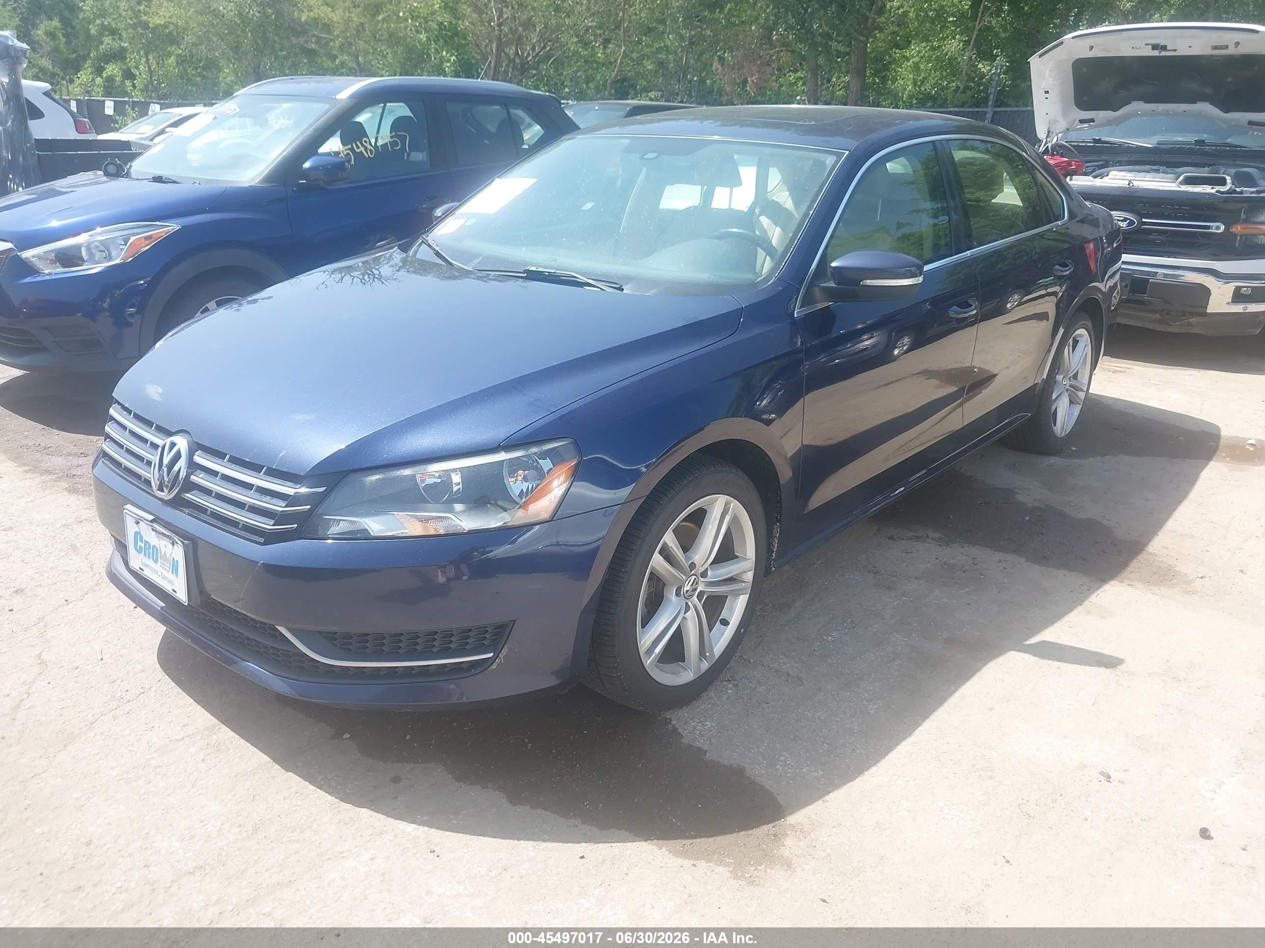 2014 Volkswagen Passat 2.0l Tdi Se Синий vin: 1VWBN7A36EC100344