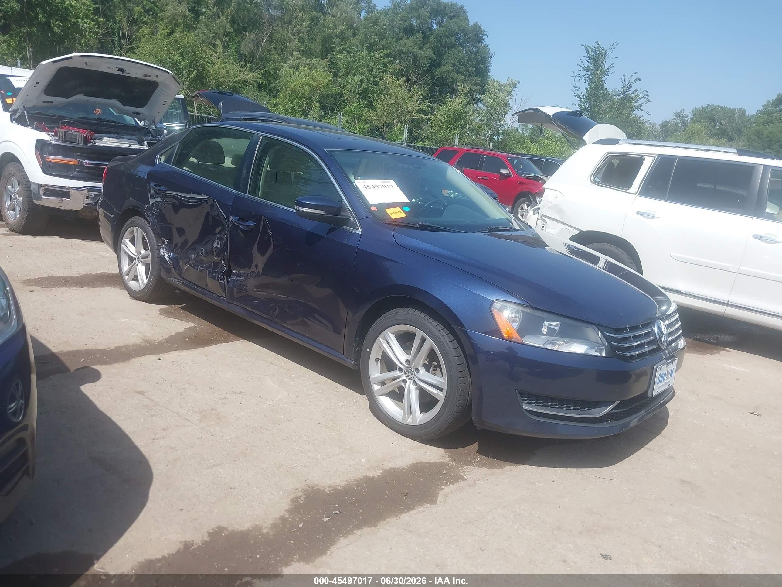 2014 Volkswagen Passat 2.0l Tdi Se Синий vin: 1VWBN7A36EC100344