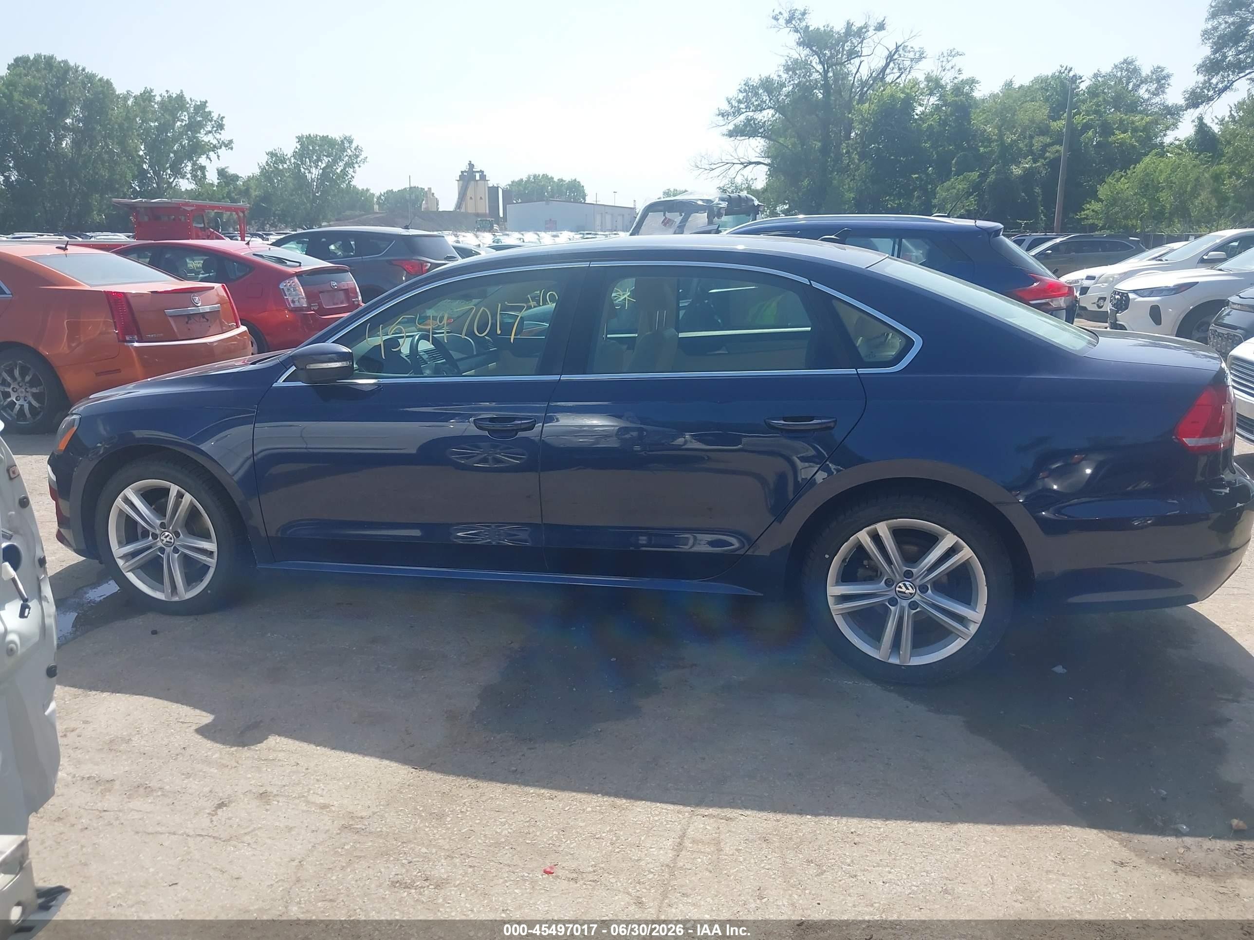 2014 Volkswagen Passat 2.0l Tdi Se Синий vin: 1VWBN7A36EC100344