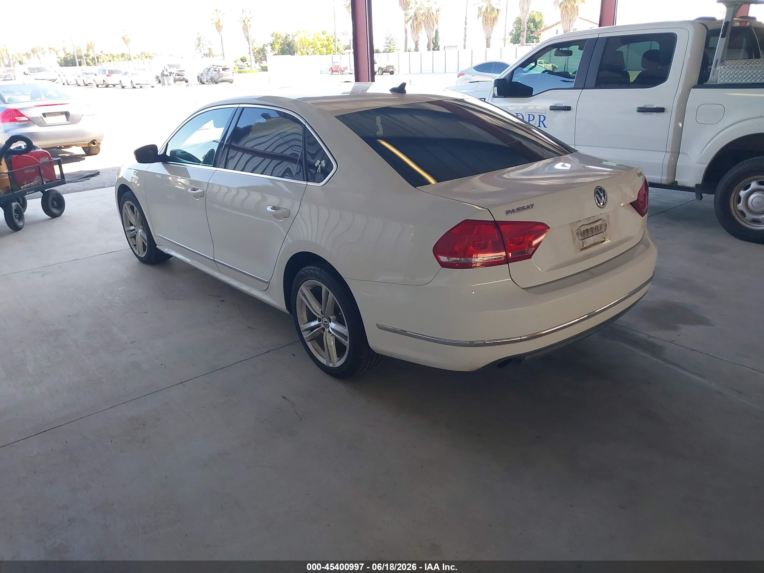 2014 Volkswagen Passat 2.0l Tdi Se White vin: 1VWBN7A36EC103017