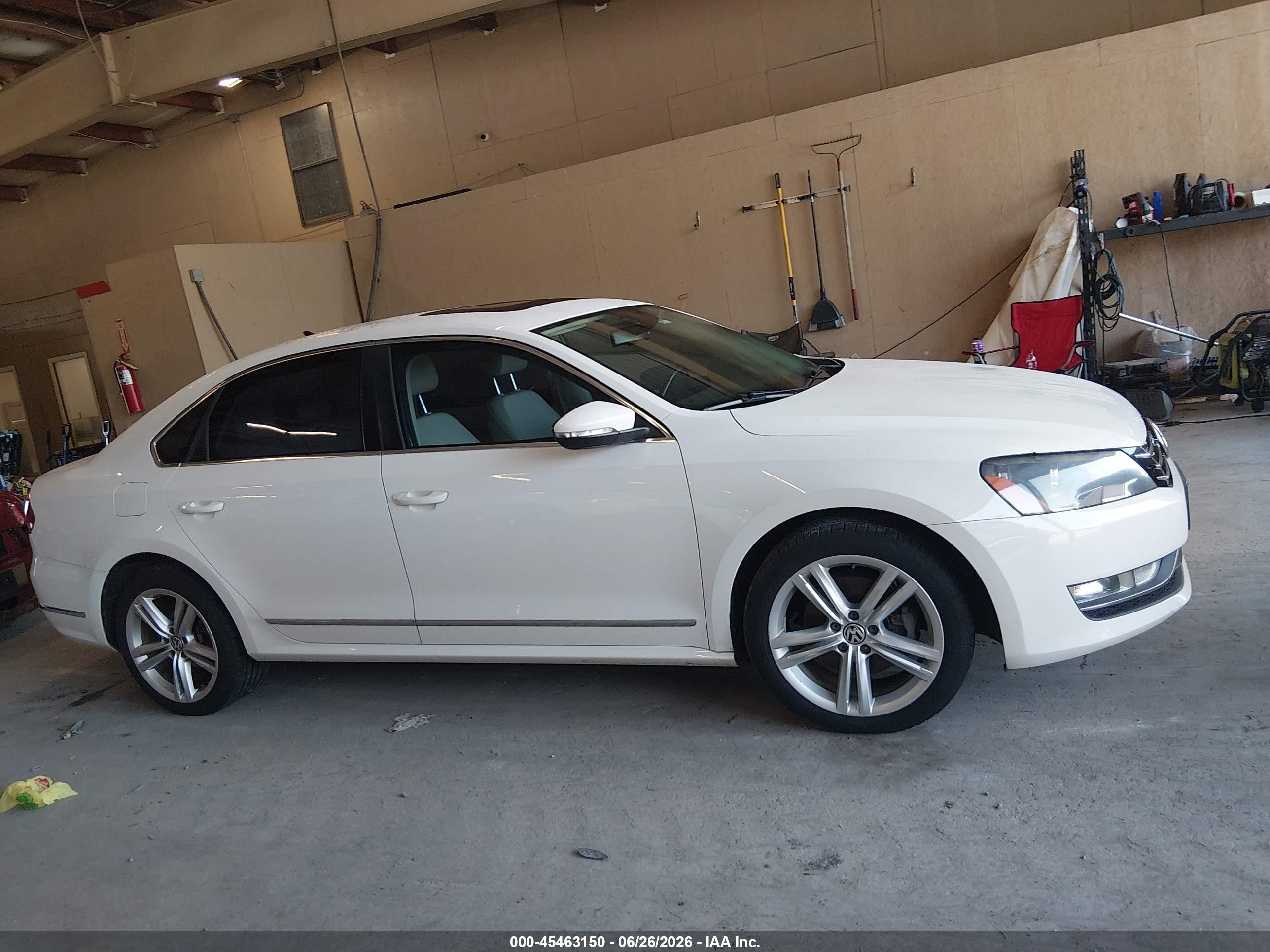 2012 Volkswagen Passat 2.0l Tdi Se White vin: 1VWBN7A37CC063530