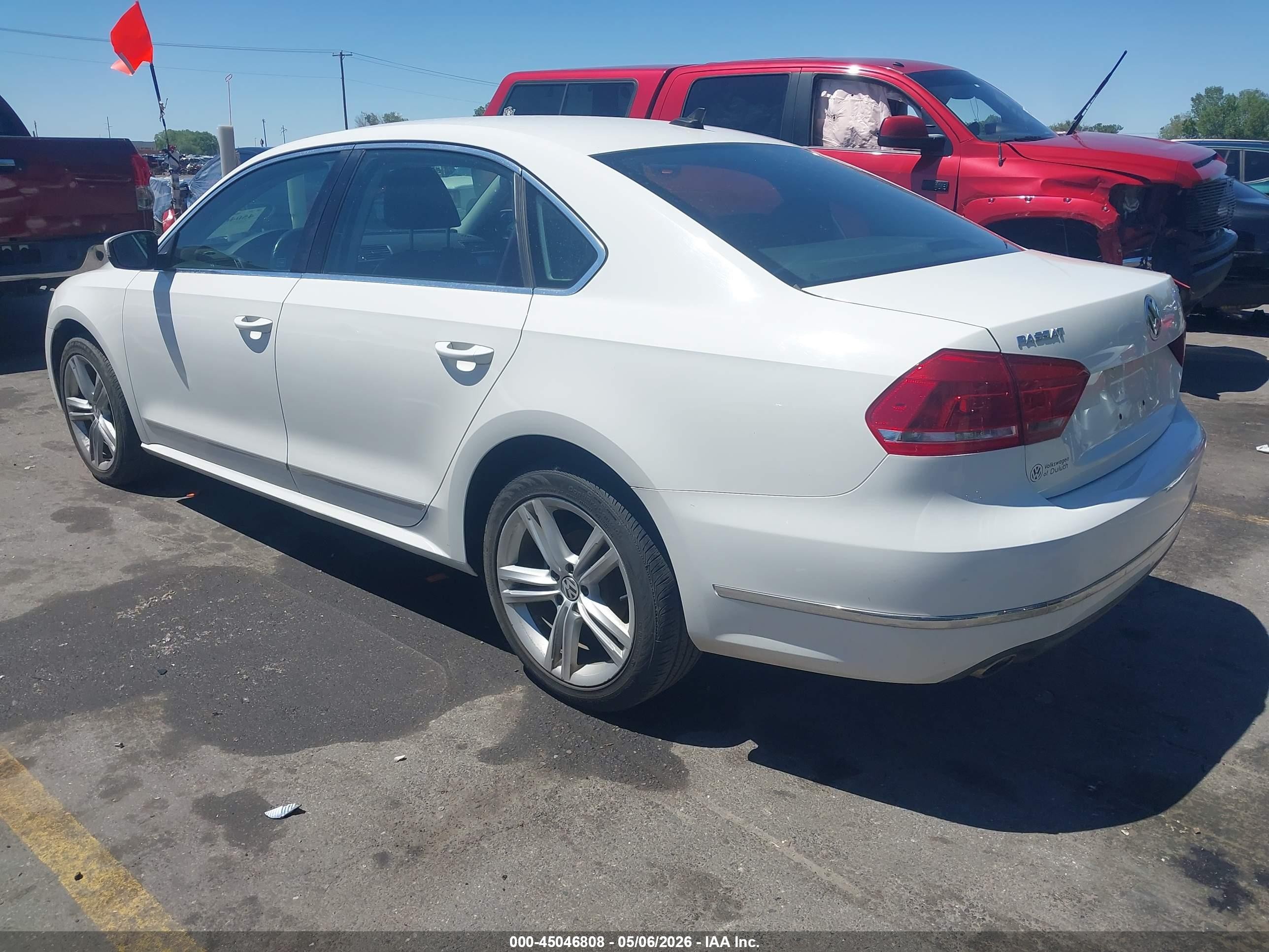 2013 Volkswagen Passat 2.0l Tdi Se White vin: 1VWBN7A37DC123727