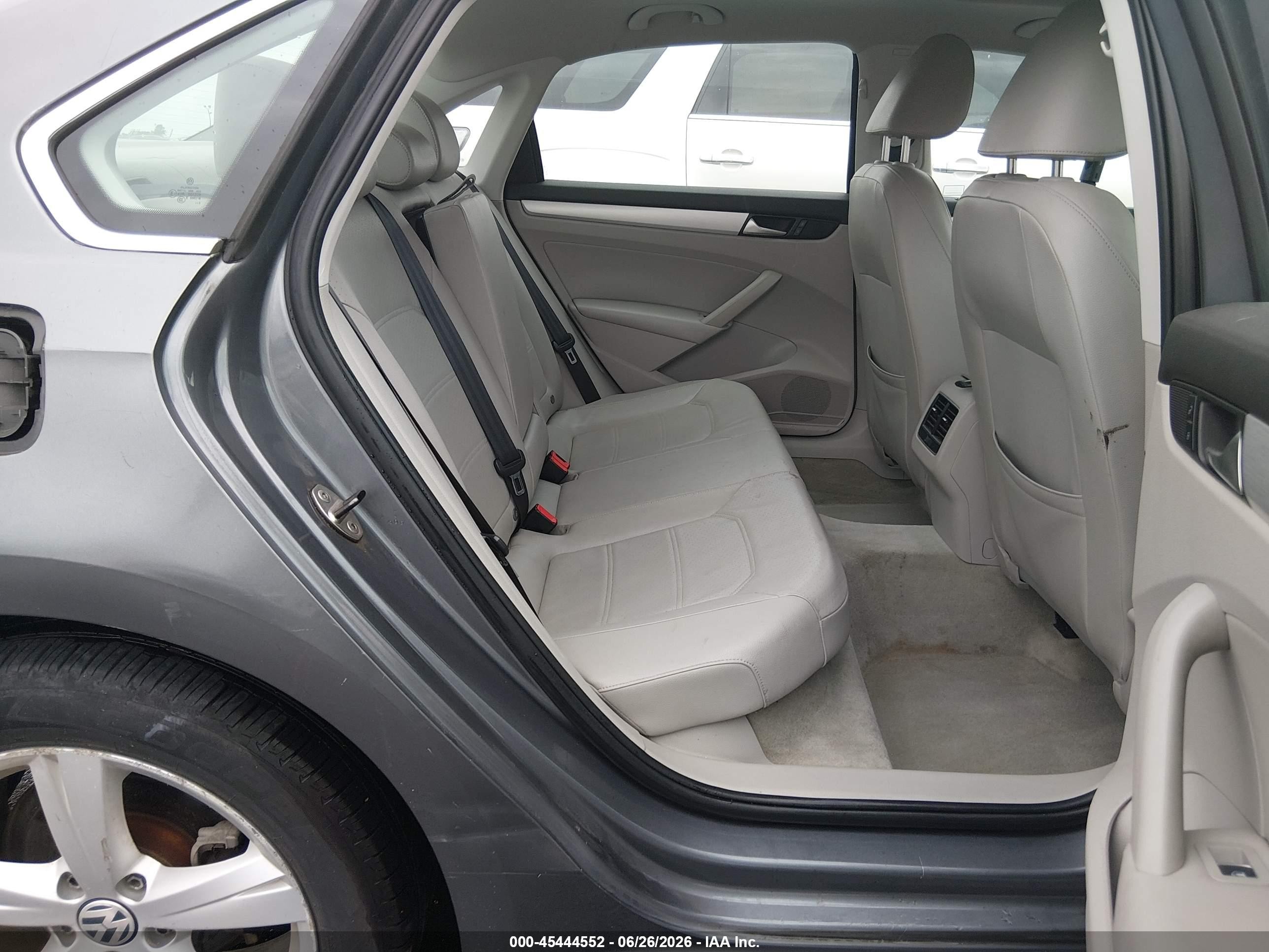 2013 Volkswagen Passat 2.0l Tdi Se Gray vin: 1VWBN7A37DC147770