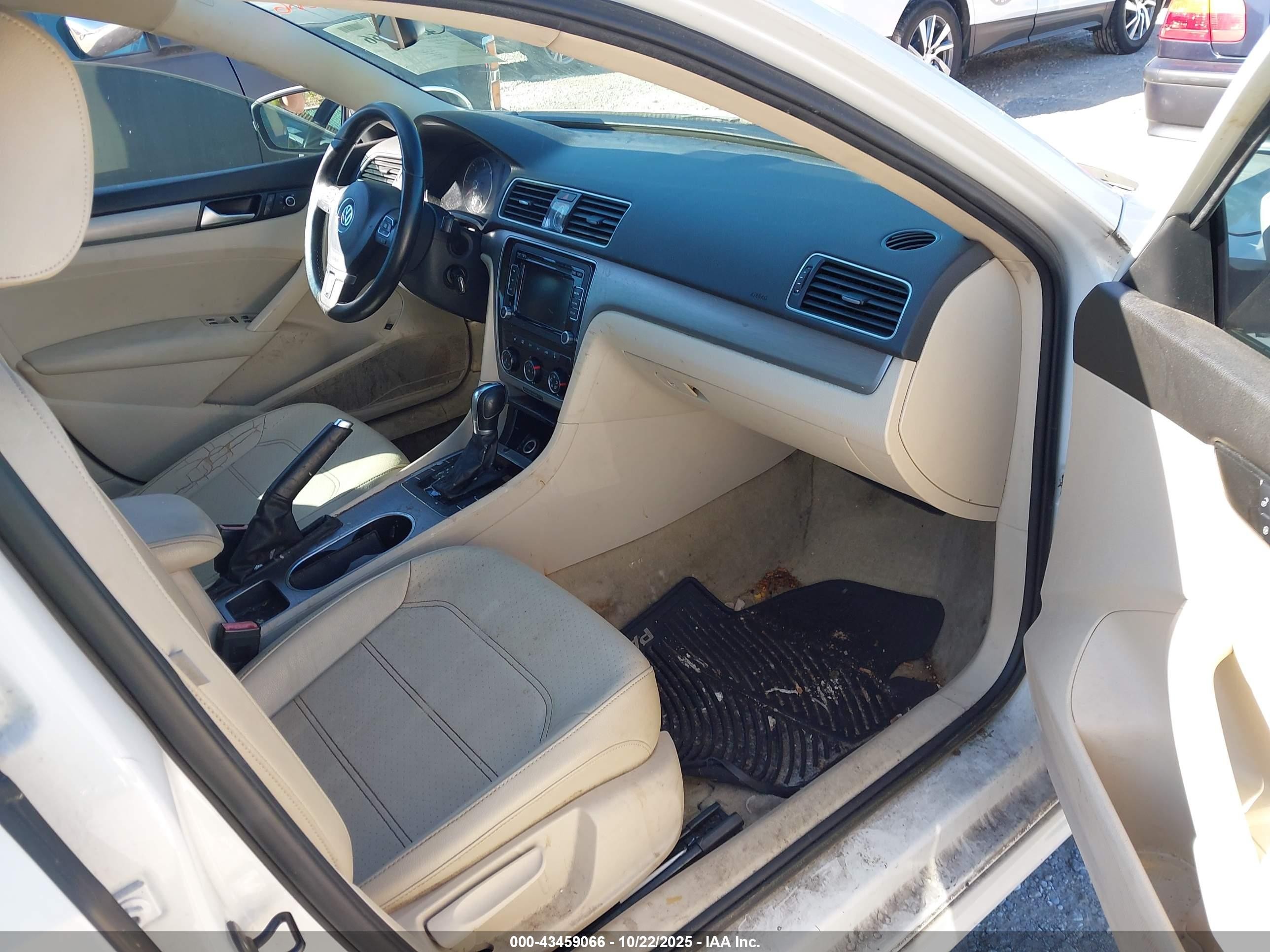 2014 Volkswagen Passat 2.0l Tdi Se White vin: 1VWBN7A38EC004019
