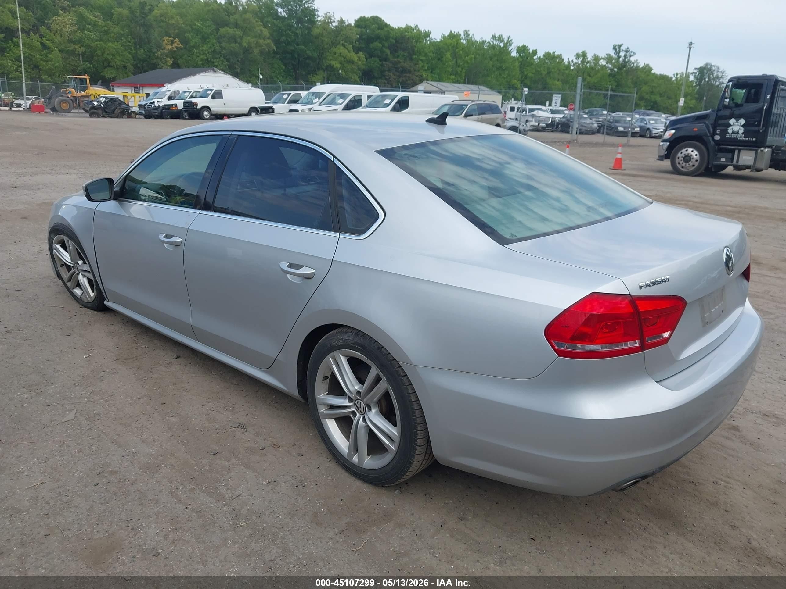 2014 Volkswagen Passat 2.0l Tdi Se Серебряный vin: 1VWBN7A38EC072966