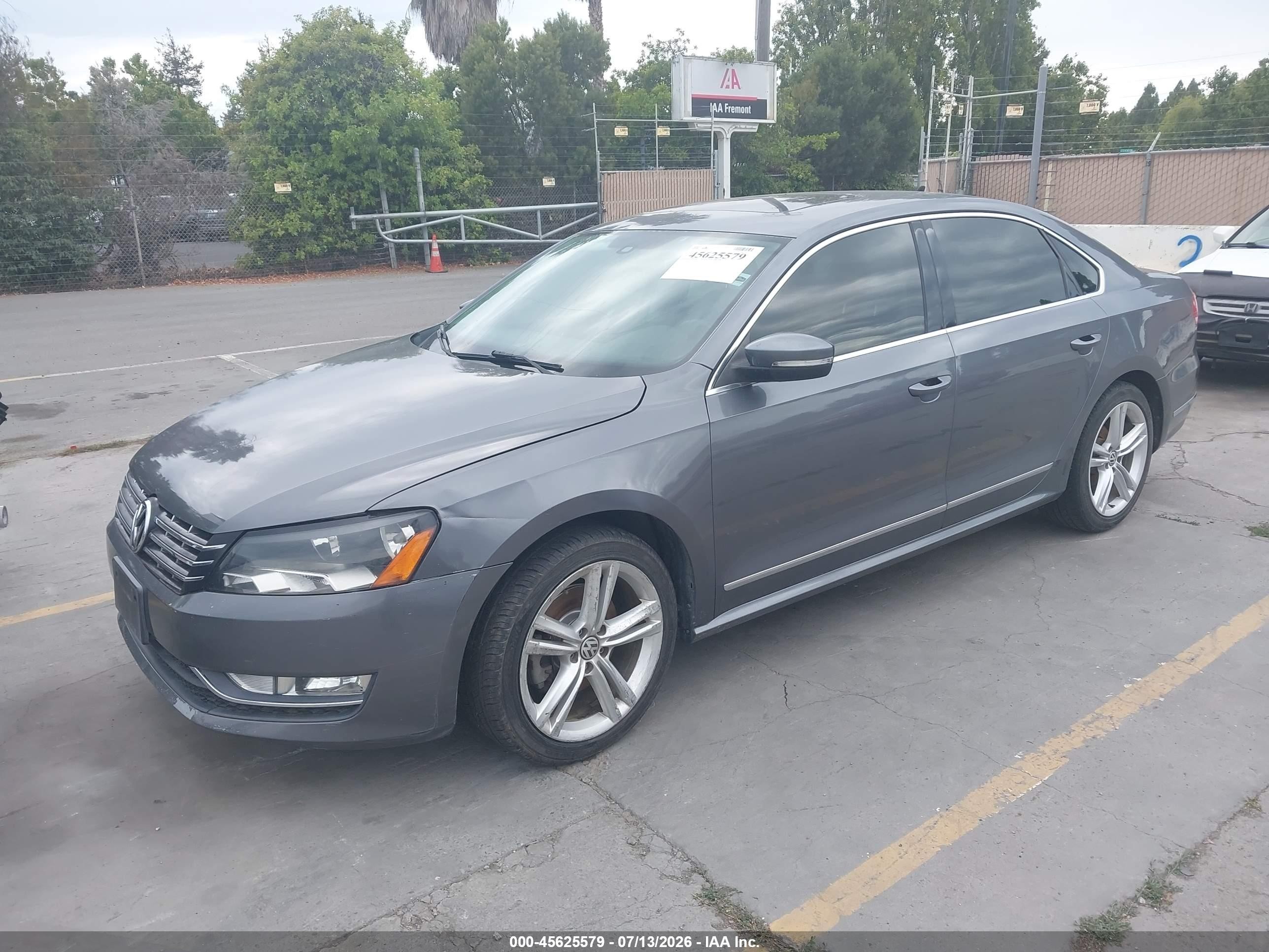 2014 Volkswagen Passat 2.0l Tdi Se Gray vin: 1VWBN7A38EC094143