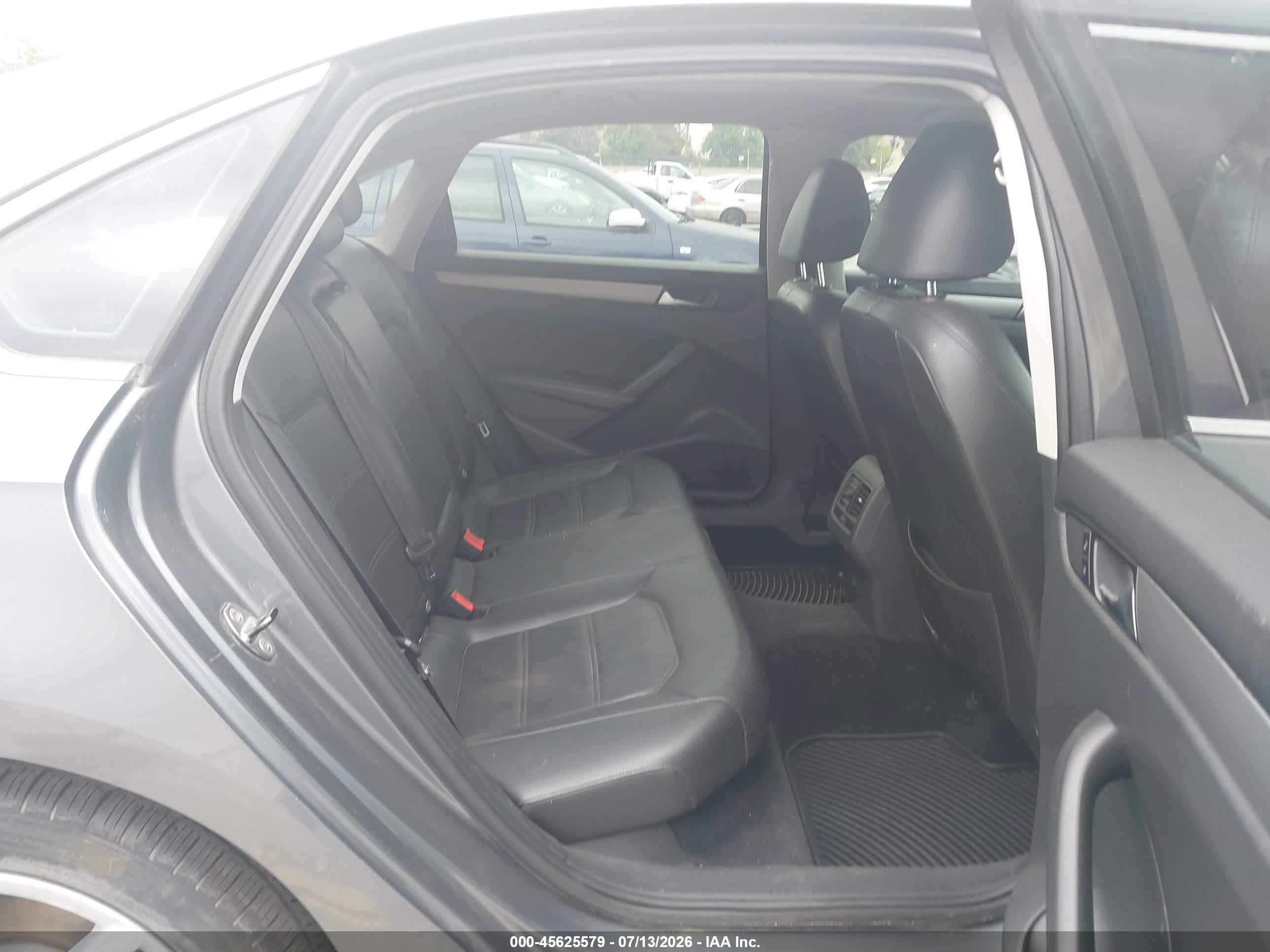2014 Volkswagen Passat 2.0l Tdi Se Gray vin: 1VWBN7A38EC094143