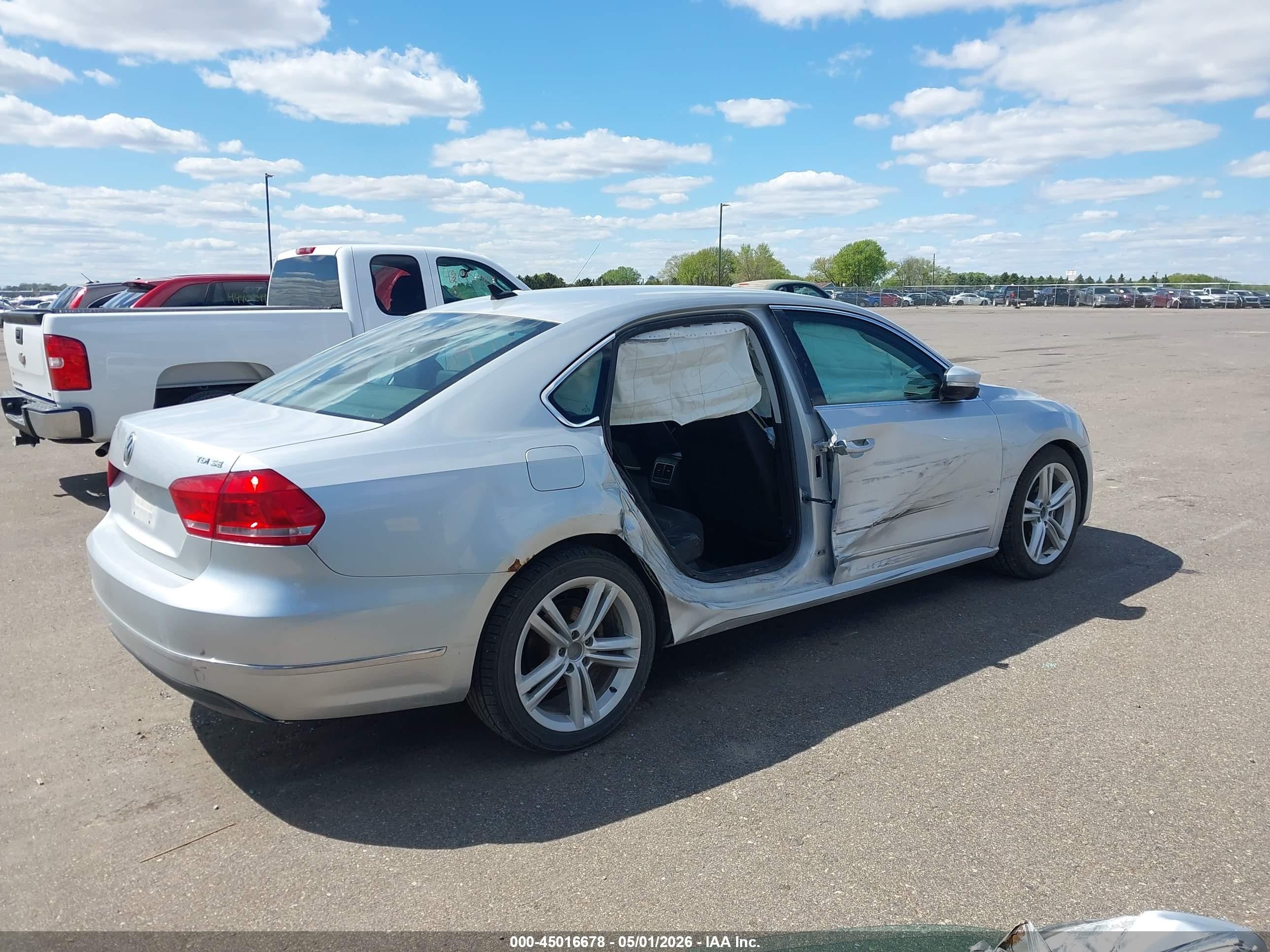 2013 Volkswagen Passat 2.0l Tdi Se Серебряный vin: 1VWBN7A39DC038842